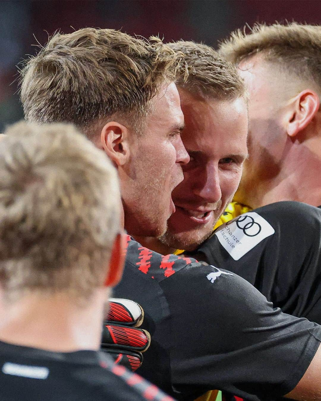 FCインゴルシュタット04さんのインスタグラム写真 - (FCインゴルシュタット04Instagram)「Donau-Derby-Emotions! 😍🖤❤ . . #Schanzer #Schanzerfürimmer #Ingolstadt #FCI #FCIngolstadt #soccer #fussball #football #futbol #Liga3 #3Liga #fu3ball #totopokal #pokalspiel #achtelfinale #ssvjahnregensburg #jahn #regensburg #donauderby #fcissv #derbysieger」9月8日 17時33分 - dieschanzer