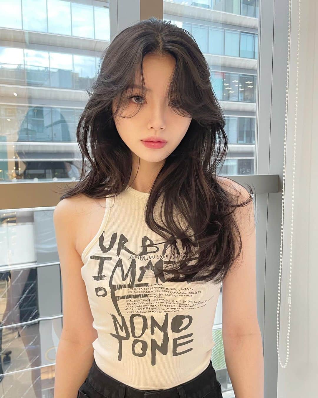 原涼香のインスタグラム：「🩷🆕今やりたい韓国レイヤーロング🆕🩷 ワンカールで簡単に可愛くなれる♡ 軽やかなレイヤースタイルがトレンドですദ്ദി‪- ·̫ - ̳ ㅤㅤㅤㅤㅤㅤㅤㅤㅤㅤㅤㅤㅤ 🎀韓国HAIR STYLE menu... ㅤㅤㅤㅤㅤㅤㅤㅤㅤㅤㅤㅤㅤ ☑︎カット 巻いても巻かなくても可愛いこだわりレイヤーカット♡ 45mmでワンカールのみです✔️  ☑︎プレミアムケアカラー 透明感バツグンカラーが得意です♡ ㅤㅤㅤㅤㅤㅤㅤㅤㅤㅤㅤㅤㅤ ☑︎HITAトリートメント 韓国人みたいなツヤ髪はトリートメントがマスト♡  ㅤㅤㅤㅤㅤㅤㅤㅤㅤㅤㅤㅤㅤ ご予約はリンクから🫶🏻🔗 ㅤㅤㅤㅤㅤㅤㅤㅤㅤㅤㅤㅤㅤㅤㅤㅤㅤㅤㅤㅤㅤㅤㅤㅤㅤㅤ ㅤㅤㅤㅤㅤㅤㅤㅤㅤㅤㅤㅤㅤ  #SHIMA#韓国ヘア#韓国スタイル#レイヤーカット#ダークトーン#初カラー#暗髪#ベージュカラー#ラベンダーカラー#グレージュ#オリーブカラー#透明感カラー#銀座美容院#銀座美容室#美容師#시스루뱅#레이어드컷#koreanhair」