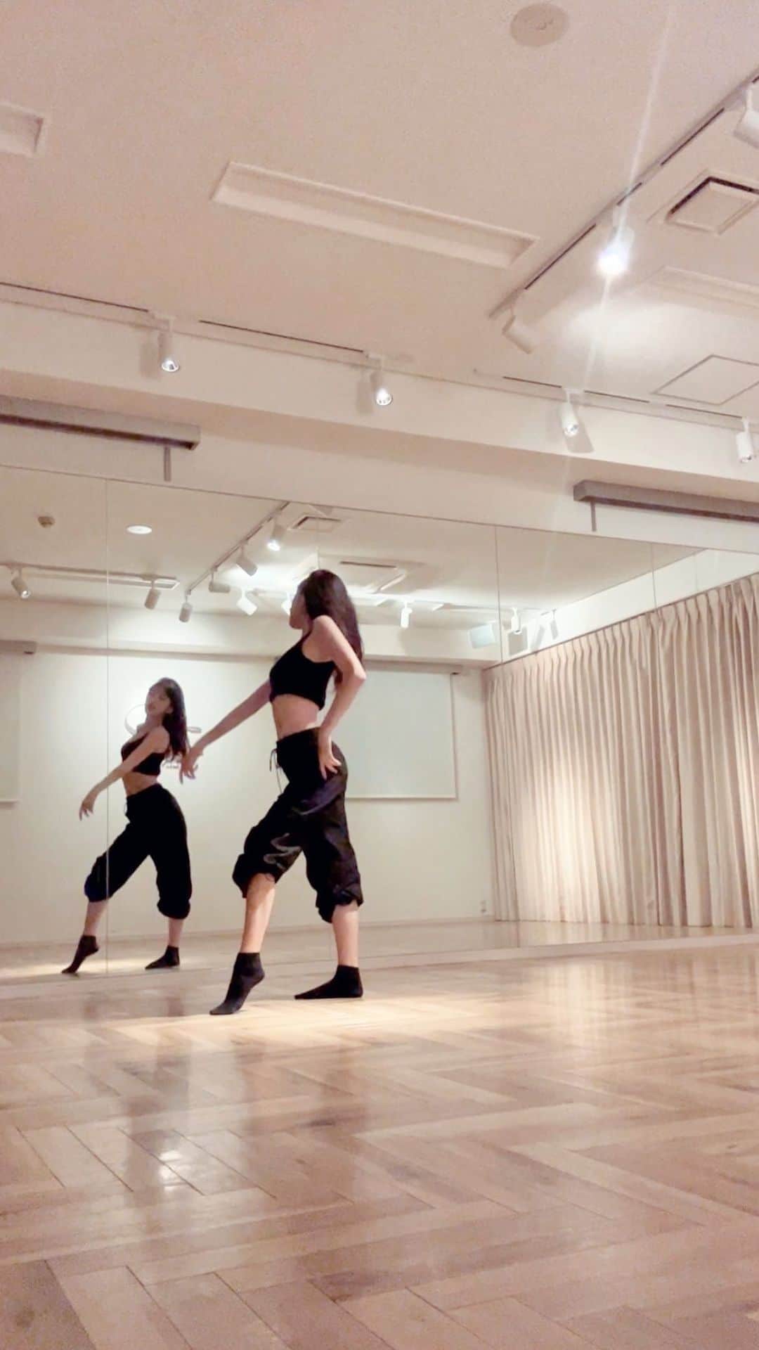 LINA（吉村リナ）のインスタグラム：「‘𝘾𝙖𝙪𝙨𝙚 𝙄 𝙖𝙡𝙧𝙚𝙖𝙙𝙮 𝙜𝙤𝙩 𝙜𝙤𝙤𝙙 𝙩𝙝𝙞𝙣𝙜𝙨 𝙬𝙞𝙩𝙝 𝙢𝙚❤️‍🔥   いぇす！ その気持ちを忘れずに生きていこうじゃないのっっ💃  PS. 今日は1日を始める前に自分の中に滞ってるエネルギーを 思いっきり解放したいなと思い、 朝8時から1人で1時間踊りまくり、ジャンプしまくり、 汗だくになった後のこれは締めの一曲でした🧘‍♀️笑 「Good thing - by Zedd & Kehlani」 とても元気の出る歌詞なのでぜひ聴いてみてください♡  私にとって踊る時間とは、 何の雑念もなく本来の自分を解放できる時間。 自由を生きられる時間。  そんな時間、あなたもとれていますか？🕊️  #freeyoursoul #freeyourbody」