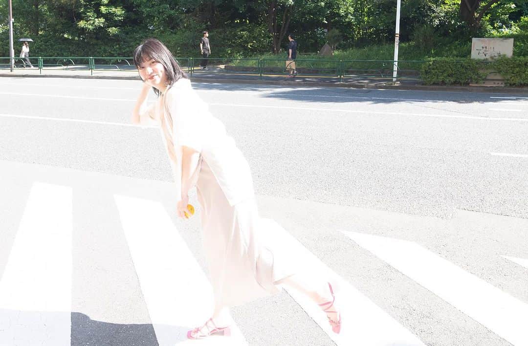 旭桃果のインスタグラム：「Photo by @kt19910810   絵本「#りんご姫」スピンオフ舞台がついに完成。 １０月５日から８日。#参宮橋トランスミッション。  絵本を読んだ人も読んでない人も 舞台が好きな人も、あまり観たことがない人も 誰もが楽しめる爽快な舞台。 お友達を誘ってみんなで遊びに来て下さい。  私は耳の聞こえない作家役で 出演します  世界初！？ 9割 #AI作画 の絵本 #りんご姫 が原作、スピンオフ舞台となっています。  #劇団ラバーカップ 旗揚げ公演！  「ラバーカップ」ってご存知ですか？ あのトイレが詰まった時に助けてくれる救世主です。  ご観劇後は、 皆の心のわだかまりをすぽんと吸い取ってくれるように、「劇団ラバーカップ」は名付けられました。  絵本の作者、 #スガワラトモコ @obento_tsuiteruyo 先生が名付けてくれました。  ご予約始まってます！！  詳細はハイライトよりチェック✨  https://lit.link/asahimomoka」