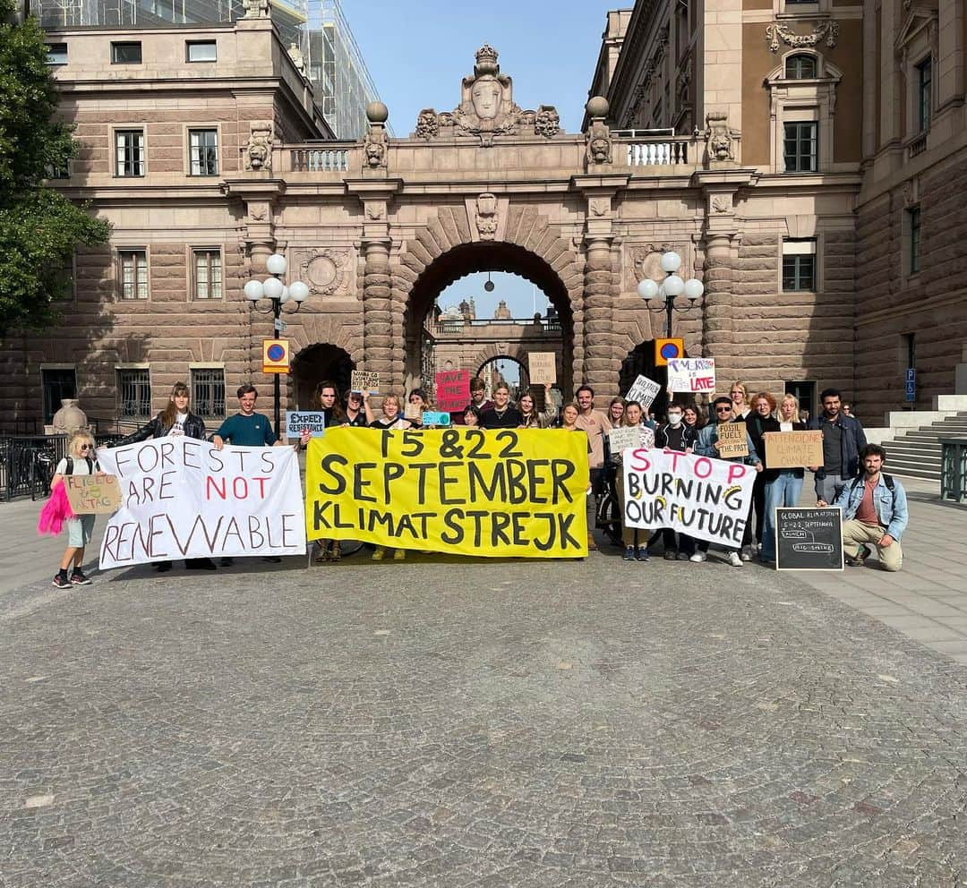 グレタ・トゥーンベリのインスタグラム：「Climate strike week 264. #FridaysForFuture #ClimateStrike」