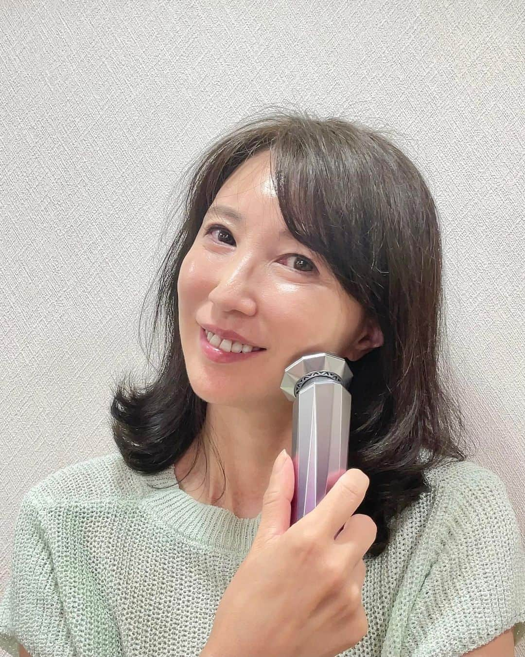 奈々のインスタグラム：「【ANLAN RF 温冷美顔器 日本製ジェルクセット】  美容成分が浸透しやすくなるよ👍  温冷エステの機能もついてるから 毛穴の引き締めをしてくれるの😊  🔸機能 *  ラジオ波 *  温熱ケア *  冷却ケア *  EMS *  振動 *  2色光エステ *  イオン導入  毛穴の開き、肌荒れ、エイジングケア 顔のたるみ、くすみなどに👍  美人百花やジーナなど 有名雑誌で紹介された商品です😊  メガ割期間で割引35％OFF以上でゲット！！9月1日-9月12日 Qoo10メガ割はQoo10 ANLAN公式店の 9月ビッグセール👍  全店舗の割引が30％OFF以上！！ 全店舗特価+20％OFF  Qoo10メガ割カートクーポン+5種ShopCoupon最大10％OFF！！  ANLAN美顔器12000円以上ご購入で使える☆ 10％OFF 非公開割引クーポンがあります） (クーポンパスワード：Qoo10ALRF) (使用期限：9月13日まで)  @anlan_official_japan  #Qoo10  #メガ割  #Qoo10メガ割  #ANLAN  #アンラン  #RF温冷美顔器 #ANLAN温冷美顔器 #ANLAN美顔器#pr #温冷美顔器 #RF美顔器 #多機能美顔器 #家庭用美顔器 #美顔器 #EMS美顔器 #スキンケア #毛穴ケア  商品URL：https://www.qoo10.jp/g/1010549987」