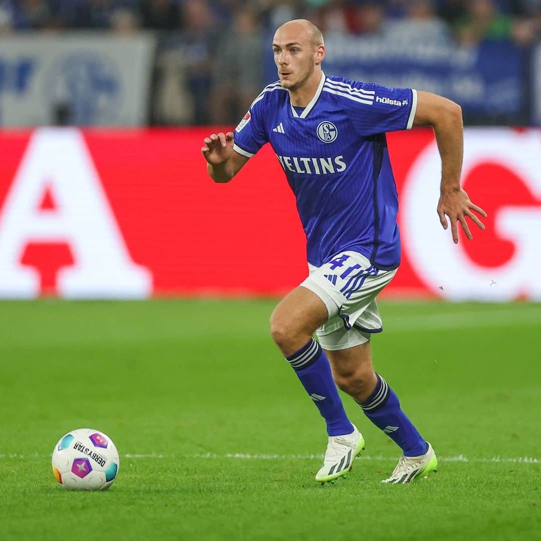 シャルケ04のインスタグラム：「⚒️ SPIELTACH  ⚽️ @ssvulmfussball 🆚 #S04 🕡 18.30 Uhr  🤝 Testspiel  #⃣ #ulms04  . . #S04 #Schalke #Knappen #Königsblau #Testspiel #Matchday #Spieltach」