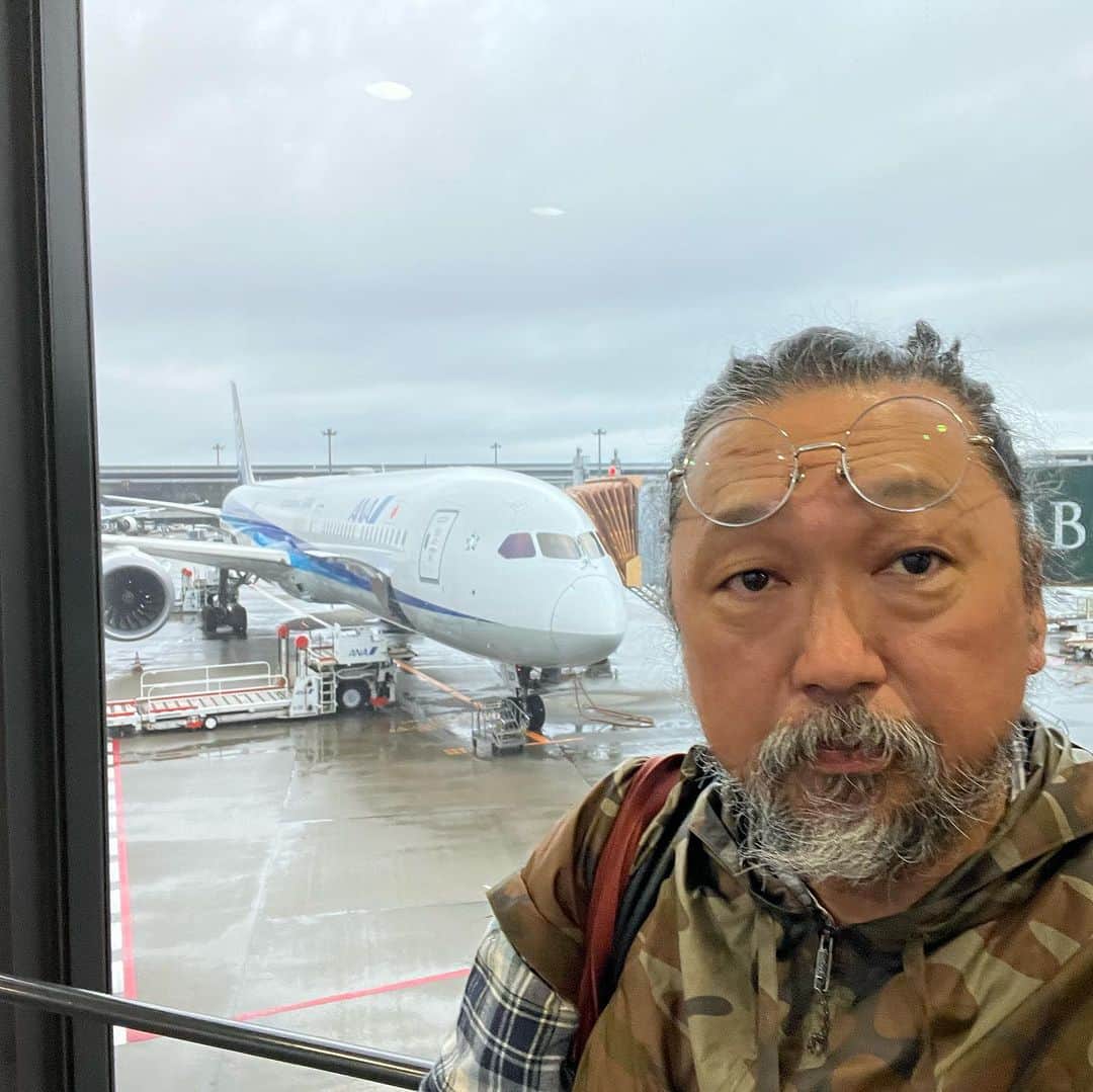 村上隆のインスタグラム：「We're taking off from Narita, but a typhoon is coming! 🌪️🌧️」