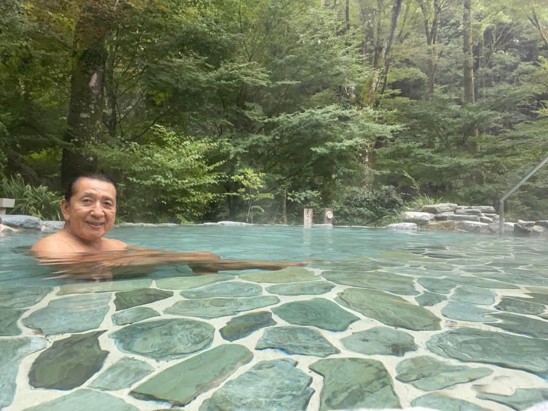 Ken Harakumaさんのインスタグラム写真 - (Ken HarakumaInstagram)「宿泊及び、明日9/9日のケンハラクマヨガ講座会場は『モダン湯治おんりーゆー』さん @only_you1126  お部屋も広くて快適、お風呂も最高です❣️  森林露天風呂には身体に優しく免疫力を最も上げるといわれる38℃のぬる湯で、広葉樹林に囲まれ森林浴を楽しみながらゆっくりと長湯をお楽しみ頂けます。 ゆっくり入ることで身体を温めてデトックス効果も大変期待できます。  療養泉＋アルカリ泉がカラダにジンワリとしみこみます  1500 万年前の地層からわき出た貴重な温泉は、療養泉である単純泉。 刺激が少なくじわじわと温泉成分が浸透するので高齢者や子供、肌のデリケートな方向けの泉質です。　　　　　　　　　　　　　　　　　　　　　また、pH.9.5 のアルカリ性なので、肌の角質をとる効果があるため「美肌の湯」と呼ばれています。  是非皆さんもいらして下さいね❣️ @international_yoga_center  #温泉  #ヨガリトリート  #ヨガイベント  #ケンハラクマ」9月8日 17時45分 - kenharakuma