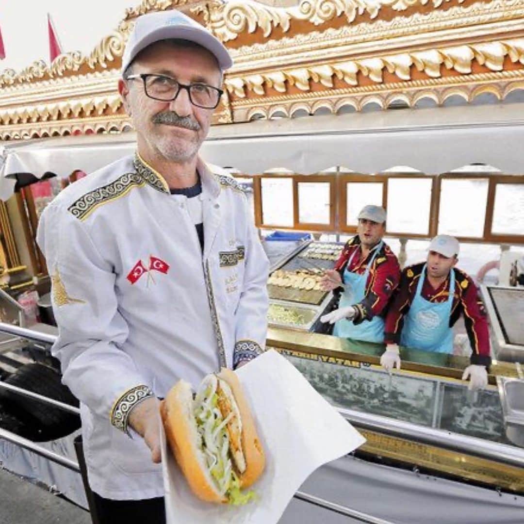 Yuri Sakuraiさんのインスタグラム写真 - (Yuri SakuraiInstagram)「トルコ最大の都市であるイスタンブール！ イスタンブールといえばサバサンド （Balık Ekmek）が有名で、 MK CAFEの鯖バーガーは、そのトルコのB級グルメ鯖サンドを食べて感銘を受けて、  この味を日本人向けの鯖バーガーにしたい‼︎と開発を始めたのが〝鯖バーガー〟を商品化するきっかけでした！！  本場の鯖サンドは海の上に浮かぶ船に鉄板を置き焼きたてのサバをフランスパンにバーンと挟んだシンプルなものになります！  MK CAFEでは、国産で臭みの少ない肉厚でジューシーな鯖にこだわり、 かぶりついても大丈夫なように小さい骨まで全て取り除き、  バンズもオリジナルの配合で玄米粉パンを作って中に挟む野菜も有機野菜にこだわりました！  最初は、パンにサバを挟む概念がなく本当に美味しいの？と注文をしてもらえない日々もありましたが、  今までリリースしてきた味のバリエーションは50種類以上になり、 焼き鯖をそのままバンズに挟む斬新さにメディアに取り上げて頂くようになり、  嵐にしやがれや王様のブランチなど数々の有名な番組でもご紹介をしていただきました！！  今でこそ少しづつ鯖バーガーを展開してるお店も増えてきてますが、鯖、バンズ、野菜とここまで拘ったり、種類を展開してのは恐らくMK CAFEだけです！  そんな中で沖縄に移転した今！ 嬉しいことにたくさんの海外の方が鯖バーガーをよく食べてくださる中で先日、 本場トルコの方々がカフェを訪れて、 クリームチーズとアボカド鯖バーガーを食べてgood！！ととても喜んでくださったとご報告を受けました！  スタッフもとても喜んでいて、 より一層、美味しさにこだわり多くの方の笑顔が見たいと身が引き締まりました！！  店が苦しかった時、 MK CAFEを支えてくれた看板メニューの鯖バーガーの美味しさを追求しつつ、 お客様に喜んで頂ける新メニューも出していきます！！  これからも引き続きよろしくお願い致します！  #istanbul #トルコ #サバサンド #人気観光地#ウミカジテラス#映えスポット#観光地 #サンセット#オーシャンビュー #鯖バーガー#ハンバーガー #沖縄カフェ#沖縄南部カフェ#沖縄観光#カフェ  #瀬長島#ウミカジテラス#瀬長島ウミカジテラス #沖縄移住#沖縄移住生活 #𝗆𝗄𝖼𝖺𝖿𝖾#𝗈𝗄𝗂𝗇𝖺𝗐𝖺#𝗎𝗆𝗂𝗄𝖺𝗃𝗂𝗍𝖾𝗋𝗋𝖺𝖼𝖾#𝗈𝗄𝗂𝗇𝖺𝗐𝖺𝗅𝗂𝖿𝖾#sunset #cafe」9月8日 17時46分 - yuri_sakuraiii