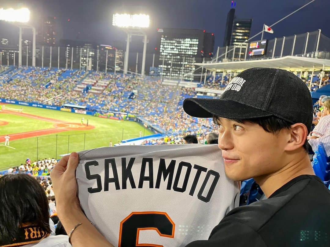 中山翔貴のインスタグラム：「昨日は神宮での巨人最終戦⚾️  坂本選手の初サードを拝んできました！ まだまだショート守って欲しい気持ちもあるけど、長く活躍して欲しいからコンバートもしょうがないなあと複雑な気持ちですねえ  まあ昨日は勝ったんでとりあえず最高！cs行こう！  #東京シリーズ #坂本勇人はなぜ神なのか」