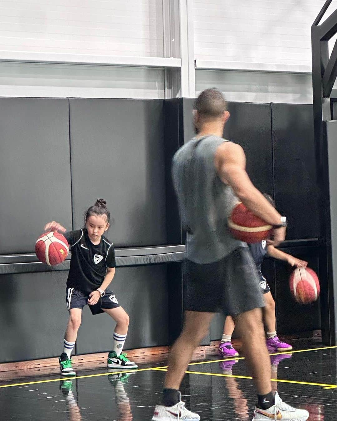 キム・ジウのインスタグラム：「. . 요즘 루아가 세상에서 제일 좋아하는 농구 클래스🏀 학교친구들과 땀 흘리며 뛰어다니면서 신나게 웃고 즐기는 아이들이 너무 귀엽고 사랑스러워 덩달아 웃게되는~😍😍 화이팅 농구소녀🏀🏀 . . #전태풍의앵클브레이커 #anklebreaker」