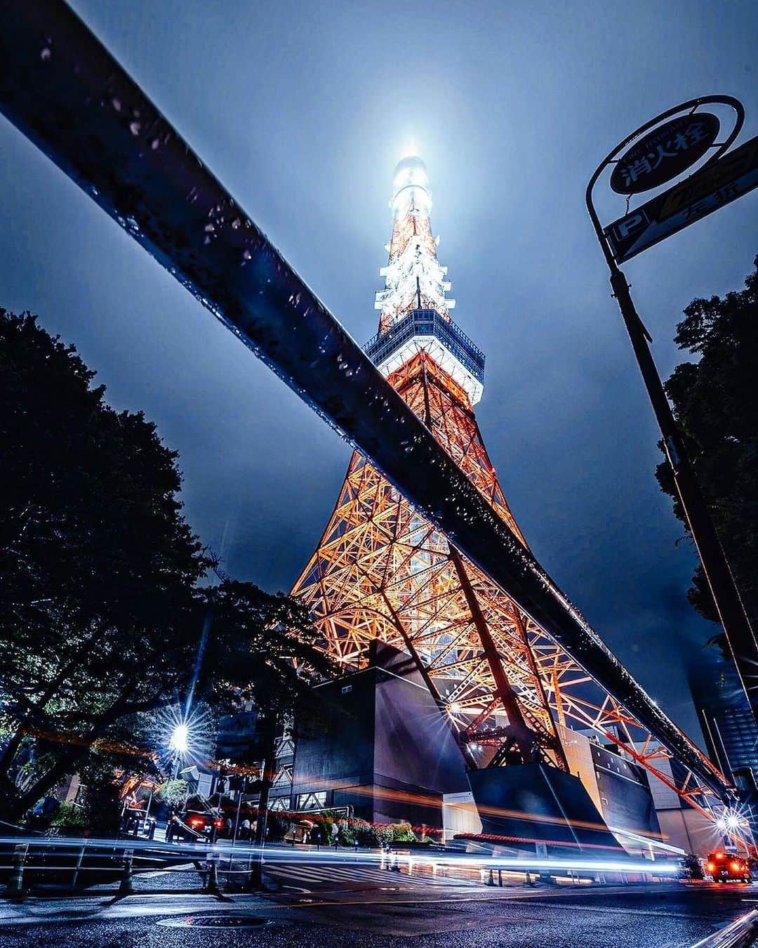 東京タワーさんのインスタグラム写真 - (東京タワーInstagram)「. 晴れた日☀️の東京タワーも良いですが、   雨の日☔️の東京タワーには 独特の情緒がありますよね。   Your Tokyo Towerに投稿されているお写真は 雨の日のバリエーションも豊富！   今日はどんな「雨の東京タワー🗼」が見れるのかな！？ と、ちょっぴり楽しみになります♪   本日は、@sakaki0325 さんの お写真をご紹介！   薄く広がる雨雲に、東京タワーのライトアップが反射して、 雨の日ならではの、幻想的な写真に仕上がっていますね。   素敵なお写真をありがとうございました😊  --------------------------------  【 お知らせ 】  ■ Your Tokyo Tower 🗼  # your_tokyotowerで あなたの東京タワーをリポスト！  @tokyotower_official の タグ付けをしてくれると見つけやすいよ！  皆様からの投稿 どしどしお待ちしております！  ■ 公式LINE  東京タワー公式LINEでは 東京タワーのイベント情報を お届けしています！  詳細はプロフィールにあるリンクから↓ @tokyotower_official  --------------------------------  #東京タワー #東京タワー🗼  #tokyotower  #tokyotower🗼  #雨 #雨が好き」9月8日 17時47分 - tokyotower_official