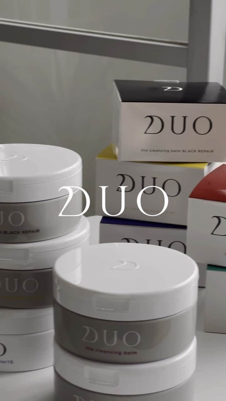 D.U.O.（デュオ）のインスタグラム：「忙しい毎日に 頑張った私を癒すクレンジグ習慣。  クレンジングバームDUOは 落とすことから始め、未来の肌を育みます。  ー-----------------------------------------  #DUO #デュオ #クレンジングバーム #クレンジング #スキンケア #スキンケアマニア #毛穴 #毛穴ケア #角栓 #メイク落とし」
