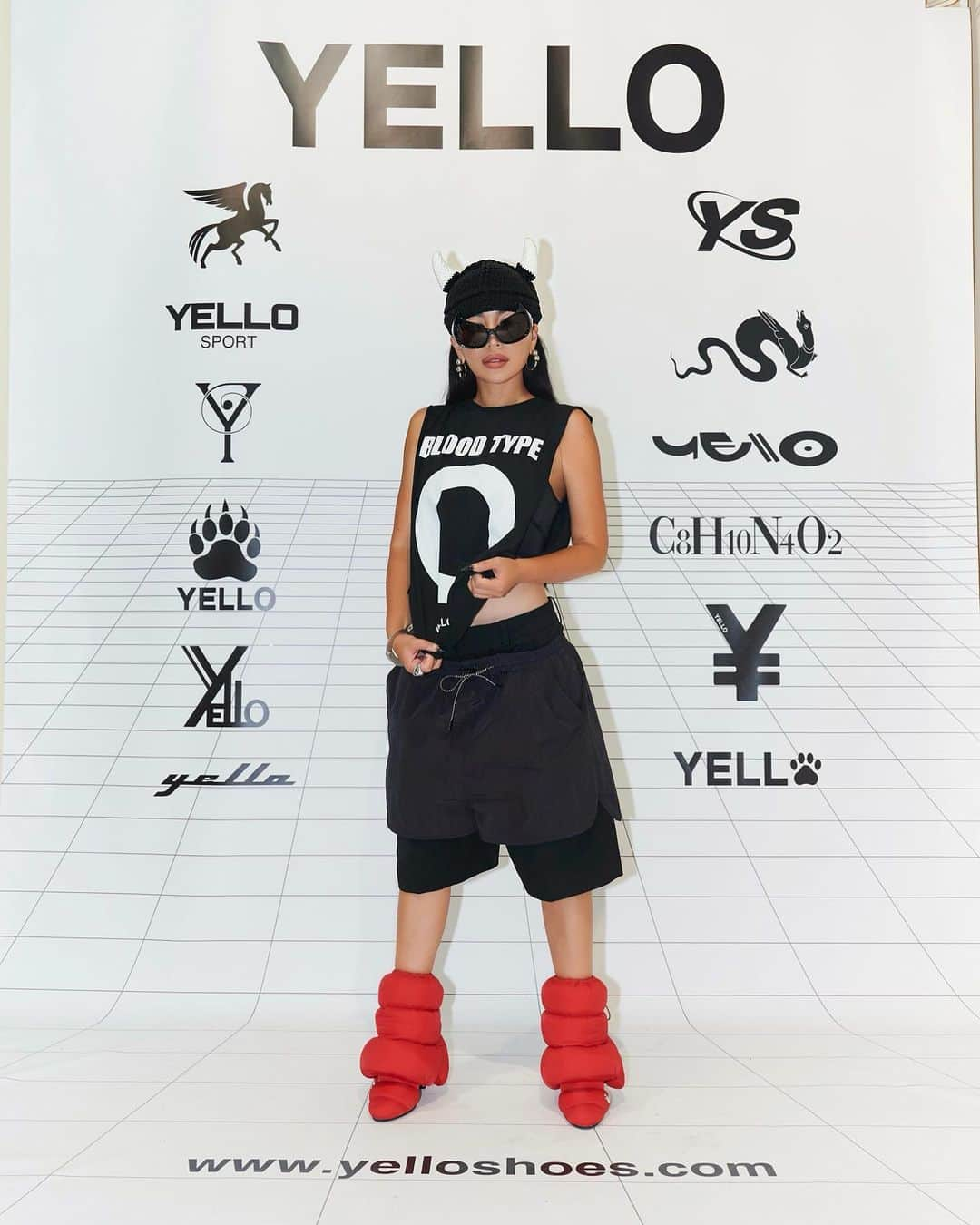 星あやさんのインスタグラム写真 - (星あやInstagram)「Director’s favorite #YELLO 1. X MULES＆LEG WARMERS 2. ONYX LONG BOOTS 3. INK SHORT BOOTS 4. GARAGE LOOSE FIT BOOTS 5. TOKYO BLACK PLATFORM LONG BOOTS  @yelloshoes_official   POPUP期間毎日のスタイリングを カメラマンのシナダさんに撮ってもらいました🤍 会場テーマのゲーセンを意識して癖強帽子もね🤍  ノベルティーの血液型Tシャツは 自分らしくYELLOのシューズに合わせてスタイリングを楽しんで頂くために作りました❤️‍🔥 好きに✂️して遊んじゃってね❤️‍🔥❤️‍🔥❤️‍🔥」9月8日 18時01分 - ayastella_