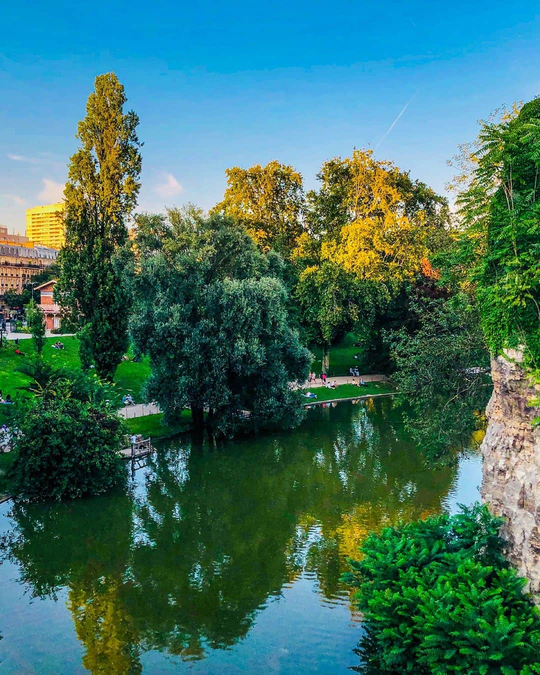 ジャックゴムさんのインスタグラム写真 - (ジャックゴムInstagram)「Ancré dans le 19eme arr. de Paris, à deux pas du parc valloné des Buttes Chaumont, JACK GOMME puise son inspiration dans ce quartier cosmopolite depuis 30 ans.   #JACKGOMME #designedinfrance #accessories #frenchdesigner #bag #madeinfrance #france #craftsmanship #butteschaumont」9月8日 18時00分 - jackgomme_paris