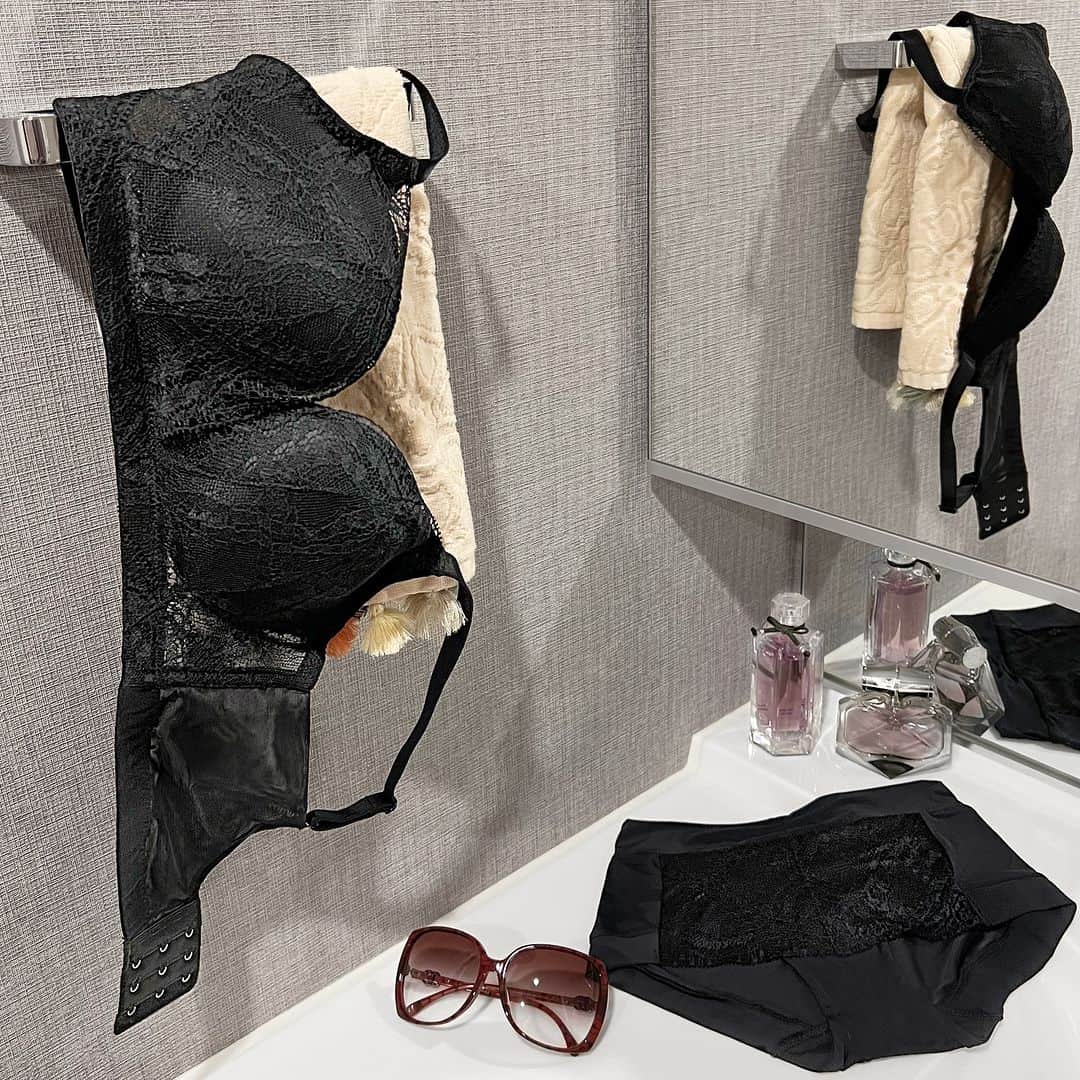 BradelisNewYork/ブラデリスニューヨークのインスタグラム：「. BRADELIS Lucky 23A1  New Arrival.+  補整ノンワイヤーの≪Luckyブラ≫ 秋の新作は、交差するラインがダイナミックな幾何学レースが印象的°˖❁  凹凸の少ないレースをモールドカップに重ねているので、 見た目以上にアウターに響きにくいのも魅力♪  甘さを抑えた【ブラック】 知的で深みのある【ブルー】 お洒落気分が高まる【マゼンタ】の3色展開です♡  ◇ブラジャー　￥5,940(税込) 〈サイズ：S・M・L・LL〉  ◇ショーツ　￥3,300(税込) 〈サイズ：M・L〉  【カラー：ブラック・ブルー・マゼンタ】  ・ ・ ・ ※ご使用のパソコンモニターやスマートフォンの画面によっては、商品の色合いが画面表示のものと現物で異なる場合があります。  #ブラデリスニューヨーク #ブラデリス #bradelisnewyork #育乳ブラ #bradelis #育乳 #補整ブラ #補整下着 #補正 #補正ブラ #スタイルアップ #ボディメイク #新作 #aw #styleup #バストケア #美ボディ #秋冬 #ノンワイヤーブラ #補整ノンワイヤー」