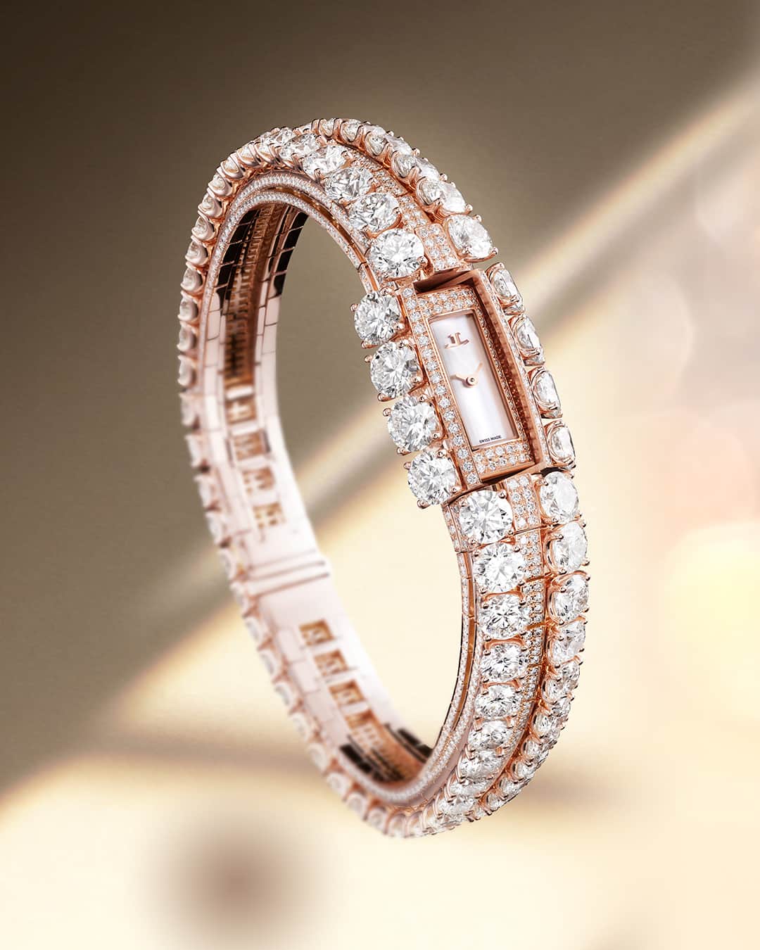 ジャガールクルトのインスタグラム：「Unveiling the secret of time. #Calibre101 _ 101 Secrets Designed, made and assembled in our Manufacture _ If at first the 101 Secrets appears like an endlessly flowing river of diamonds, this timepiece reveals an elegant hidden watch dial. Inspired by the Art Deco geometry, the 101 Secrets is set with diamonds even on the profile of the bracelet, bringing even more light into the piece. _ #JaegerLeCoultre #Calibre101」