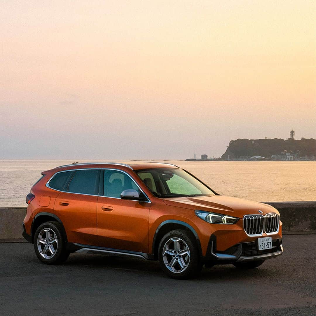 BMW Japanのインスタグラム：「BMW X1で巡る、週末ドライブ湘南篇 束の間の休憩に”七里ヶ浜海岸駐車場”  日暮れの旅路を駆けぬけた夏のひととき。 みなさまはどのような夏を過ごされましたか？  ※特別な許可を得て撮影しています  ーーーーー 9月9日（土）・10日（日）の2日間「FIND YOUR BMW FAIR」を開催いたします。 理想の一台との出会いを、ぜひショールームで。  #BMW #駆けぬける歓び #BMWJapan #THEX1 #BMWX1 #BMWgram #bimmer #BMWlove #BMWlife #carphotography #carlifestyle #湘南 #七里ヶ浜 #七里ヶ浜海岸駐車場 #江ノ島」