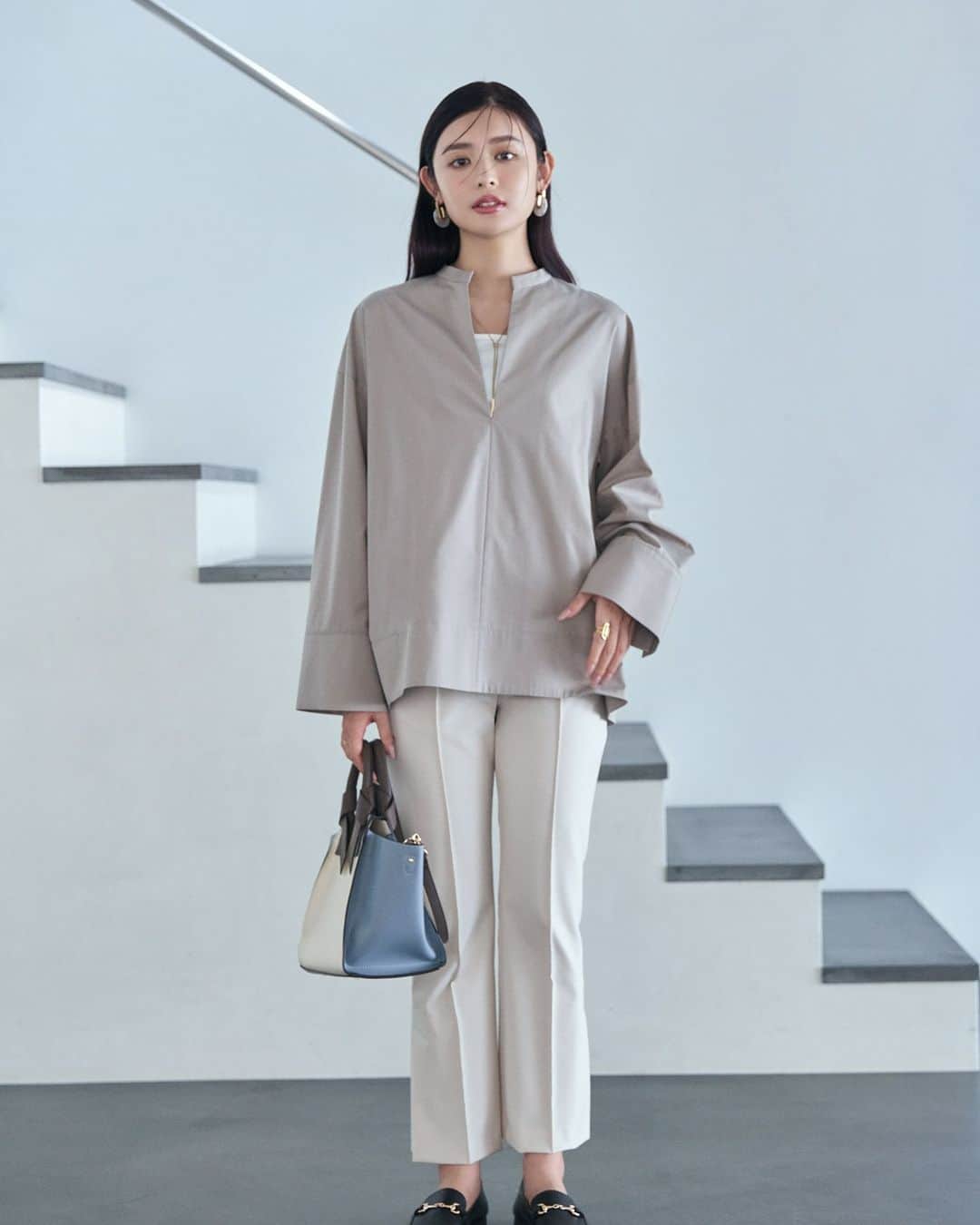 NATURAL BEAUTY BASICさんのインスタグラム写真 - (NATURAL BEAUTY BASICInstagram)「“Stylish×Casual” 2023 Autumn Collection Feat.Seika Furuhata  古畑星夏さん着用の 秋の新作webカタログが本日より公開スタート♡  NBBはこの秋、 「自分らしいスタイル、洗練されたトレンド感」を提案。 アイキャッチーなレイヤードに、エッジを効かせたシルエット… シンプルな着こなしの中に スタイリッシュなエッセンスをブレンド。 一歩先行くカジュアルルックを 古畑星夏さんが素敵に着こなします。  詳しくは @naturalbeautybasic_official プロフィールのURLからwebカタログをチェック♪  ■ハイネック2Wayニット×シャツ ¥11,990 tax in size:FR color:オフニット×オフシャツ/ ベージュニット×ベージュシャツ/ ネイビーニット×ブルーシャツ #0173270917  ■ダブルボタンハイウエストテーパードパンツ ¥9,900 tax in size:S/M color:クロ/モカ #0173230910  #古畑星夏 さん #新作アイテム #レイヤードトップス #ニットレイヤード #スタイリッシュコーデ #パンツコーデ #シンプルコーデ #きれいめシンプル #秋コーデ #お出かけコーデ #オフィスコーデ #オフィスカジュアル #通勤コーデ #大人可愛い #カラーコーデ  #着回しコーデ #きれいめカジュアル  #ベーシックコーデ #ベーシック #ナチュラルコーデ #トレンドスタイル #シンプルコーデ #ナチュラルビューティーベーシック #naturalbeautybasic」9月8日 18時00分 - naturalbeautybasic_official