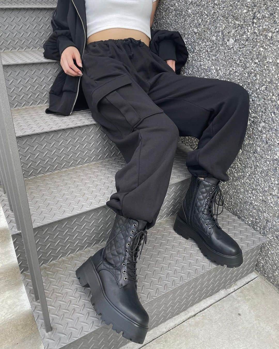 ENVYMのインスタグラム：「【𝐏𝐑𝐄𝐎𝐑𝐃𝐄𝐑 𝐈𝐓𝐄𝐌❤️‍🔥】 ⁡ ✔︎︎︎︎スエットカーゴPT color/BEIGE/BLACK price/8,690(taxin) ⁡ ■ポイント ☆ユニセックスアイテム☆ だぼっとしたルーズ感のあるシルエットが可愛いスエットカーゴパンツ。 ⁡ ■ディティール 大きいカーゴポケットがアクセントになります。 裾はドロストになっているのでシルエットを調整して楽しめます。 また裏毛素材なのでシーズン問わず着回しが出来ます◎ ⁡ ■スタイリング パーカーなどを合わせてとことんストリートカジュアルに合わせても◎ 少し女性らしさを出したいときにはレースitemや、タイトなトップスを合わせることで品のあるスタイリングに！ ⁡  ---------------------------------------- ⁡ 🔥9/2~WEBSTOREで対象の予約商品が10%OFF🔥 ⁡ #ENVYM #2023AW」