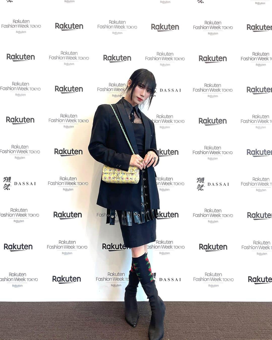 志村禎雄のインスタグラム：「Rakuten Fashion Week Tokyo  Thanks for Invitation🤍 @rakutenfwt   ᥫᩣ ̖́-ᥫᩣ ̖́-ᥫᩣ ̖́-ᥫᩣ ̖́-ᥫᩣ ̖́-ᥫᩣ ̖́-ᥫᩣ ̖́-ᥫᩣ ̖́-  だおのぼドレスコード BLACK × GREEN   @k_kuroyanagi くんいつも ありがとうございます！最高でした！！  #rakutenfwt #rakutenfwt_voice   今回私が着てる @lanvin のワンピースは  @shareclorielilly さんでレンタル できるサービスで着用させて頂き とてもぴったしなタイミングで着れました! ありがとうございます- ̗̀‎𖤐   #PR #ファッション #服 #服好き  #サブスク #服サブスク #服レンタル #shareclo」