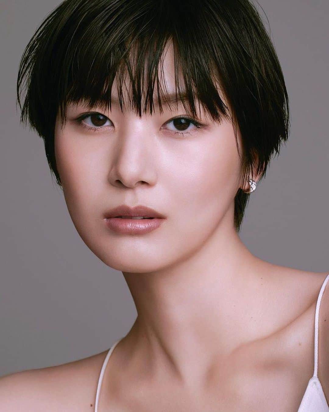 新井貴子のインスタグラム：「𝐒𝐔𝐁𝐋𝐈𝐌𝐀𝐆𝐄 @chanel.beauty🌖💫  Photo @kinyaota  Styling @oshida.hiromi  Hair @asashihair  Makeup @kie_0   For @precious.jp」