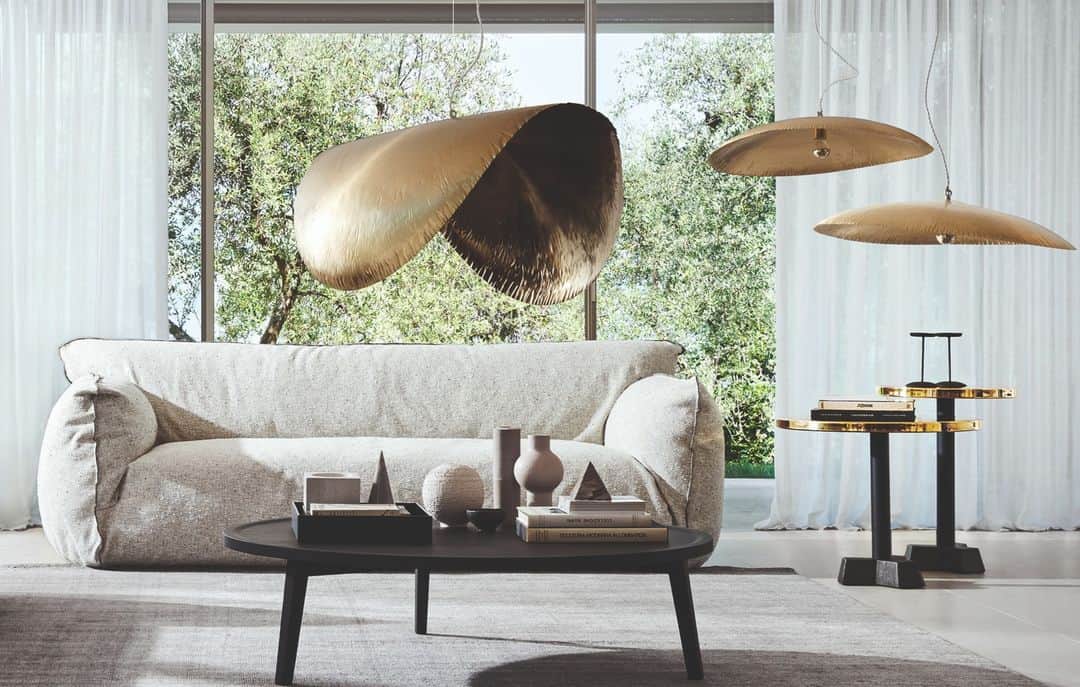 のインスタグラム：「【 ゴールドに彩られたミニマル・シックなリビングルーム 】  Sofa：NUVOLA12 Side Table：BRASS45 Lamp：BRASS95/96  この空間のベースは、 NUVOLAソファの包み込むような印象を感じさせる、 ソフトでニュートラルな色調のパレットです。  ソフトで魅力的なデザインのNUVOLAソファは、 あなたを心地よい包容力で包み込みます。  優美に浮かび上がり、 エレガンスで光を反射する真鍮でできた照明が、 ソファをさらに引き立てます。  ソファを彩るゴールドのコーヒーテーブルは、 温かく心地よい光を拡散し、 洗練された雰囲気を演出します。  BRASSシリーズは、 細部までこだわってデザインされています。  ---------  GERVASONI オンラインショップに アウトレットページができました！ お得な商品もございますので、 是非ご覧ください。  https://online.gervasoni.jp/collections/outlet  ・ ・ ・  #gervasonitokyo #gervasoni #ジェルバゾーニ #インテリア #家具 #interior #furniture #インテリアコーディネート #ライフスタイル #着せ替えソファ #カバーリング #ソファ #照明 #NUVOLA #BRASS」
