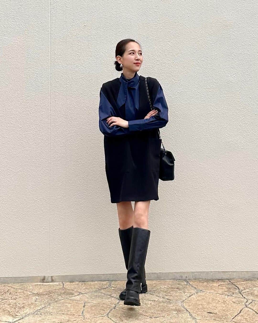 石田 祥子のインスタグラム：「NAVY×BLACK モノトーンも良いけど この組合せも好き💙🖤 . 先日パンツと合わせていた ミニワンピを着回しました . 上下▶︎ @urs_official   アレンジ自在なボウタイは 結び方次第で 可愛いもカッコ良いも叶います . . . ━━━━━━━━━━━━━━━━━━  #urs #ユアーズ #urs_styling #urs_official #タイアップ #ボウタイブラウス #ディープVネックミニワンピース#大人コーデ #166cm」