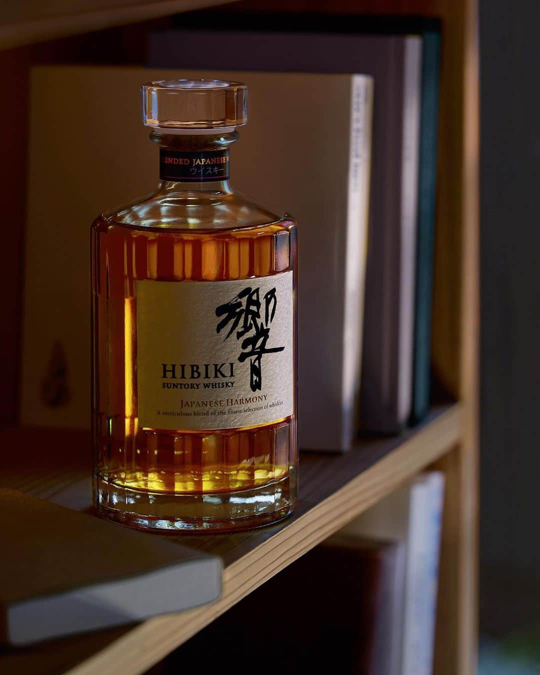 響 | SUNTORY WHISKY HIBIKIのインスタグラム：「. HIBIKI TIME ~二十四節気・白露~  秋近く、穏やかに流れる時のなか。 Relax within the gentle flow of time, as autumn approaches.  #hibiki #響 #hibiki_time #二十四節気 #24seasons #白露 #hakuro #withnature #初秋 #autumn #bookshelf #本棚」