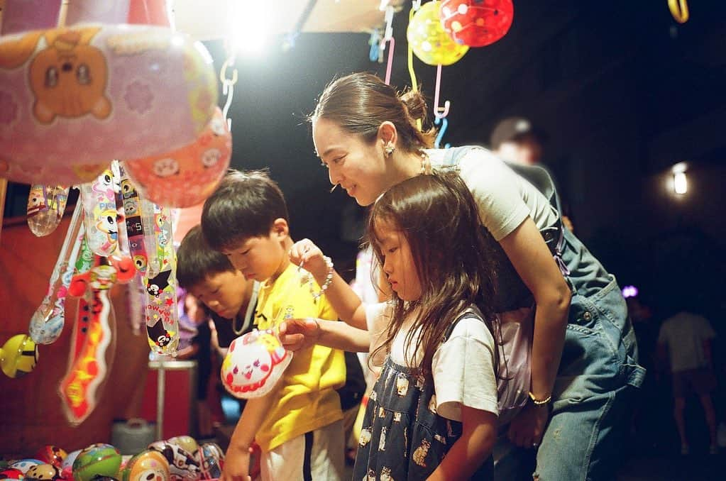 滝裕可里のインスタグラム：「夏の思い出🍉👘🌻 子供の頃毎年行っていた地元のお祭り 4年ぶりの開催 親友の子供たちと❤️ 淀川花火大会も行きたかったなー🎇」