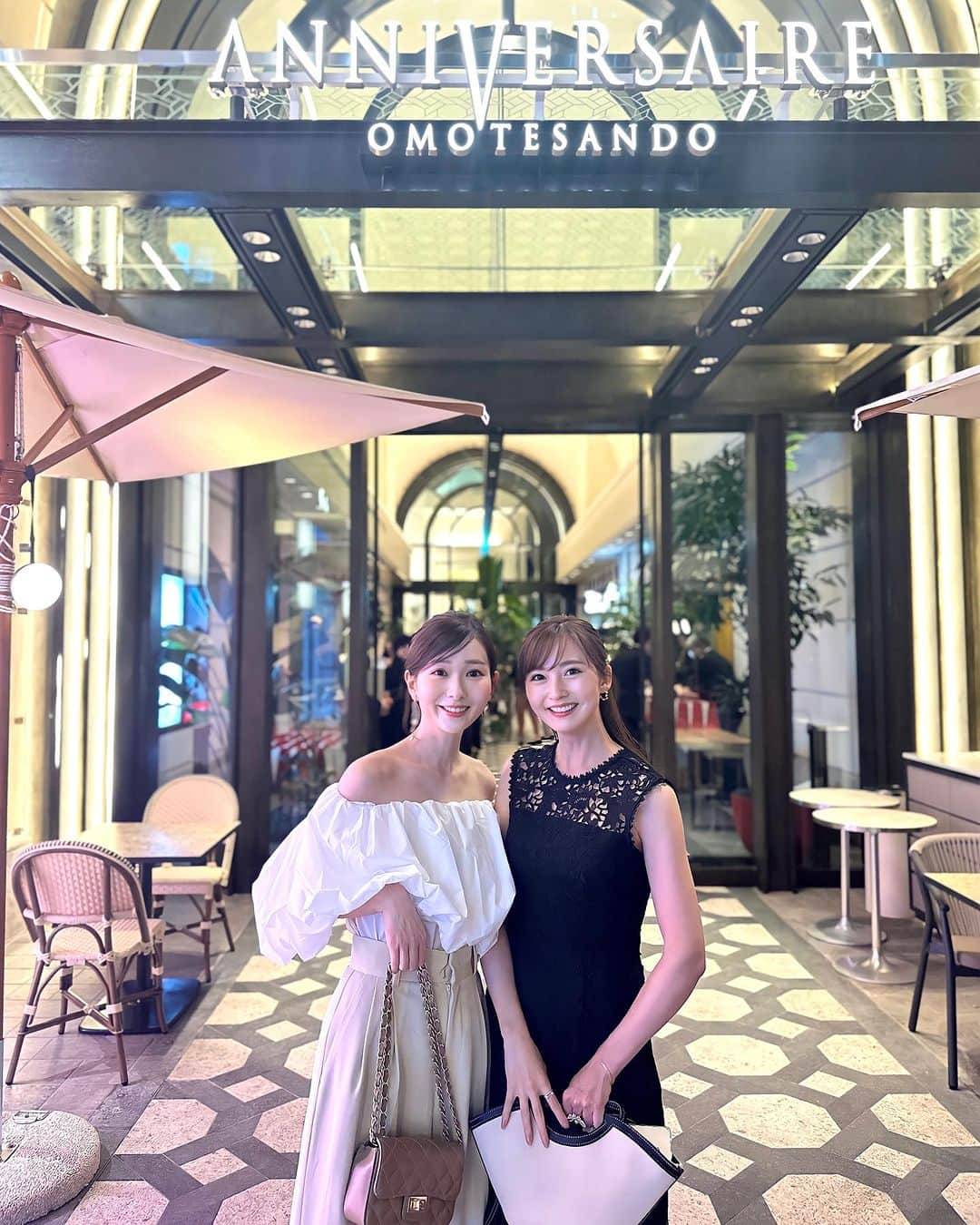 西村笑花のインスタグラム：「♡ ・ ・ @anniversaire_omotesando 🎉  リニューアルオープンしたアニヴェルセル 表参道 オープニングパーティーに行かせていただきました♡  モダンでオシャレな内装になっていて より一層素敵な雰囲気になっていました☺️✨  ドレスも展示されていて美しくてうっとり〜💓 こちらでは360度デジタルカメラ撮影体験もできるよ！  8階にはテラスのあるレストランがあって 夜景も素敵だったなぁ🥂🌃  新しくお花屋さんも併設されていたので、 お花が欲しいときやギフトの時にも 買いに行きたいな😉🌷💕  #sponsored #アニヴェルセル #アニヴェルセル表参道  #リニューアル #記念日の館  #レセプションパーティ #人生に記念日の輝きを」