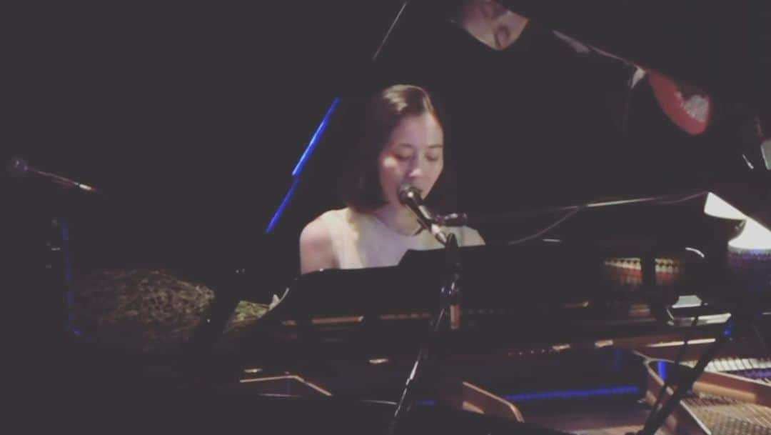 のインスタグラム：「先日のリクエストライブで、それはまぁ悲しい曲のリクエストが多く、それならばもう今度、どこまで行けるか、どん底ライブしましょうかってお話に、東京公演のMCでなりましたが、そんなライブをしましたら来てくださる勇気のある方はいらっしゃいますか。  どこかの、地下で。🗿🪔🕳️🪜  wait for me 2023.8.12」