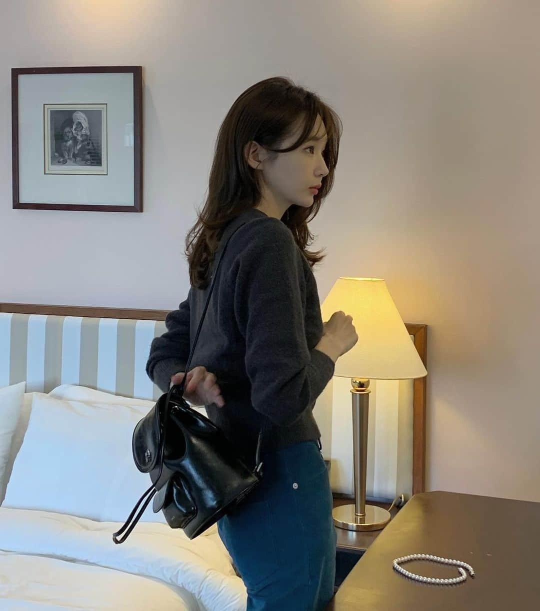 カン・ミンギョン さんのインスタグラム写真 - (カン・ミンギョン Instagram)「#광고 #standoil 👜🤎  🐜.. 금요일이다.. 날씨두 좋구 보구싶은 사람두 많구 설레는 일두 많구 전해 줄 소식도 있구 아 좋다아아  #스탠드오일 #디토백팩 🖤」9月8日 18時08分 - iammingki