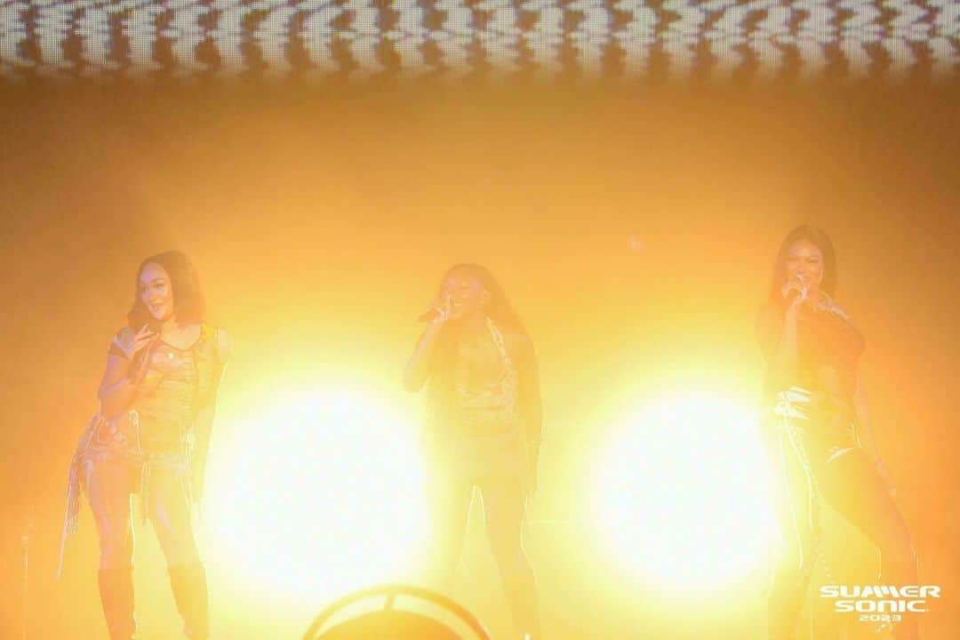 サマーソニックのインスタグラム：「TOKYO DAY2⚡  MOUNTAIN STAGE②⛰  #FLO #WILLOW #ももいろクローバーZ #NOVATWINS #METALVERSE  公式サイトのPHOTO GALLERYで公開中💁 https://www.summersonic.com/2023live/tokyo-day2/  #サマソニ #summersonic」