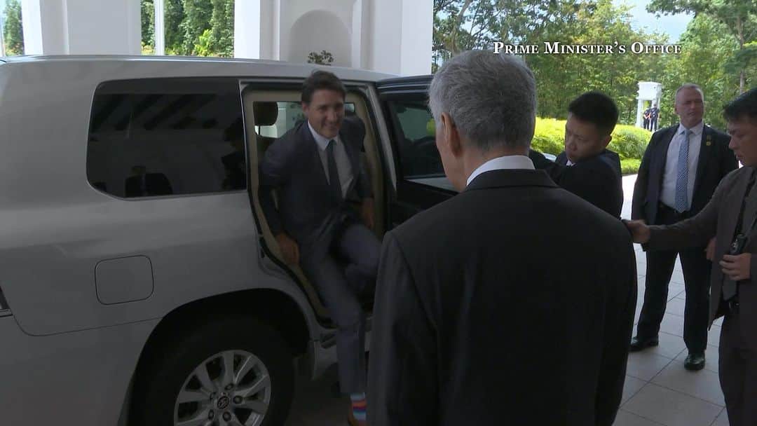 リー・シェンロンのインスタグラム：「Glad to welcome Canadian PM @justinpjtrudeau to Singapore today. We reaffirmed the warm friendship between our countries, and had a good discussion on international developments and bilateral relations. I am pleased to note our growing cooperation in areas ranging from cybersecurity to people-to-people exchanges.   I also congratulated PM Trudeau on the upgrading of ASEAN-Canada relations to a Strategic Partnership a few days ago at the ASEAN Summit in Jakarta. Singapore welcomes Canada’s engagement with the region and we look forward to closer cooperation. – LHL  (PMO Video)」