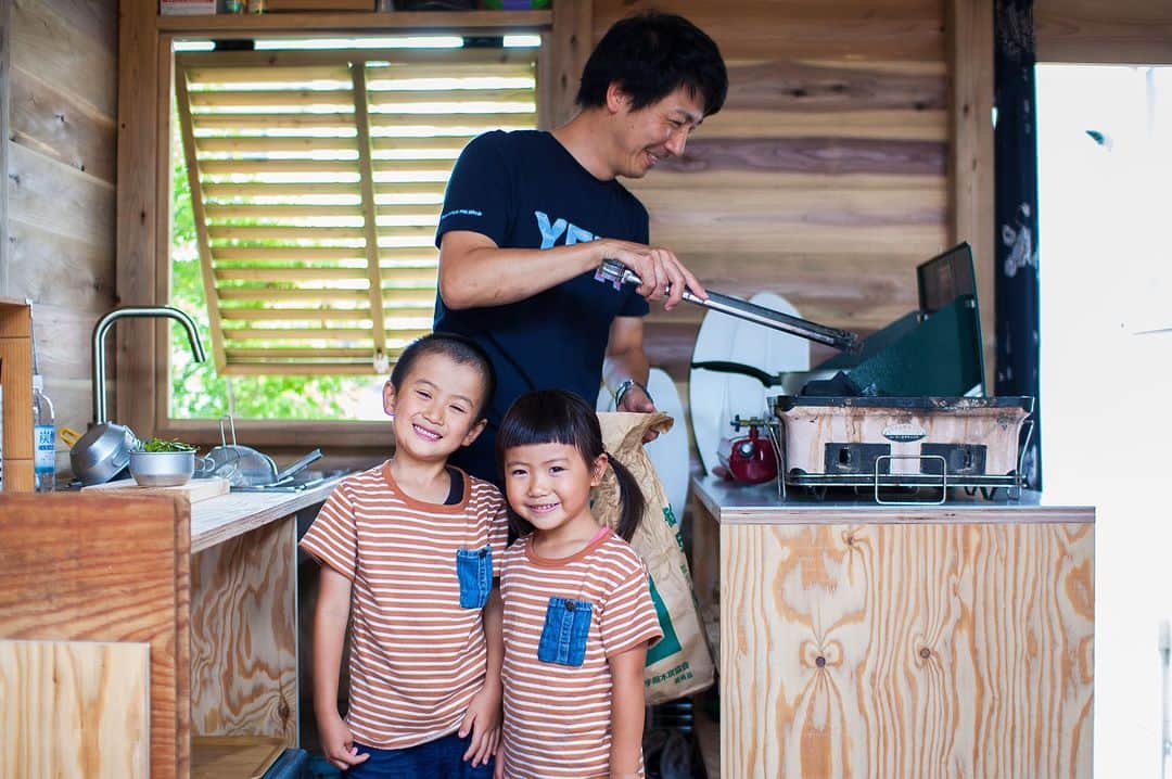 田中工務店／大阪／木の家さんのインスタグラム写真 - (田中工務店／大阪／木の家Instagram)「. パパが作ってくれる外ご飯。 この空間で食べると楽しくて、 美味しい思い出がたくさん増えていく。  #tanakakomuten_nomotime  すべての人に、豊かな人生を。 @tanaka.komuten は、大切な人との豊かな時間という価値を、設計士とつくる木の家づくりを通してお客様にお届けしたい、大阪北摂・吹田市にある工務店です。ぜひフォローください🤲🏻✨  誰も教えてくれない『住まいのレシピ』をメルマガ📮で好評発信中。詳細は @sumai.no.recipe をご覧ください。  #工務店がつくる家 #家づくり記録 #家づくりアイデア #暮らしの記録 #田舎暮らし #木の家 #家づくり記録 #家づくりアイデア #暮らしの記録 #田舎暮らし #育児日記 #北摂ママ #ベビスタグラム #部屋作り #おうちづくり #注文住宅 #大阪注文住宅 #新築 #マイホーム #マイホーム #outdoors #camping #ファミリーキャンプ #おうちキャンプ #グランピング #ベランピング #七輪 #デッキのある暮らし #アウトドア料理 #パパごはん  @hokusetsu_camp 絶賛応援中 北摂でキャンプをしよう🏕✨」9月8日 18時02分 - tanaka.komuten