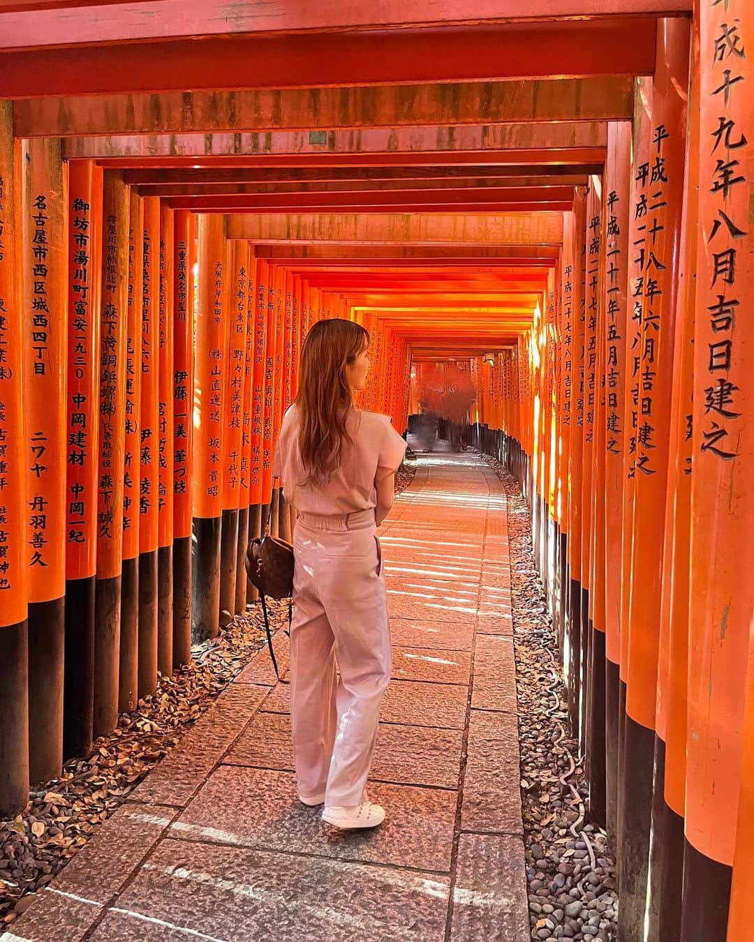 あいりさんのインスタグラム写真 - (あいりInstagram)「2年間行方不明だった お気に入りの服🥲🍂笑 @united_tokyo 実家にありまちた😗  . 伏見稲荷大社行ってきたよー⛩️ きつねの顔書くやつ やりたかったのにやってなかった。。 しっかり神様にお願い事してきたけど お願いごとありすぎて ちゃんと伝わったかな👼😗笑 . 屋台あったり近くにいっぱいお店も でてるから1、2時間は楽しめる スポットです💁‍♀️♡  . . #fashion #ootd #unitedtokyo  #ファッション #秋服 #秋服コーデ  #ユナイテッドトウキョウ  #セットアップ #バレンティノ  #valentino #スニーカー #ルイヴィトン  #カバン #louisvuitton #京都 #京都観光 #伏見稲荷大社 #伏見  #instagood #instalike #followme」9月8日 18時05分 - gtamtgat