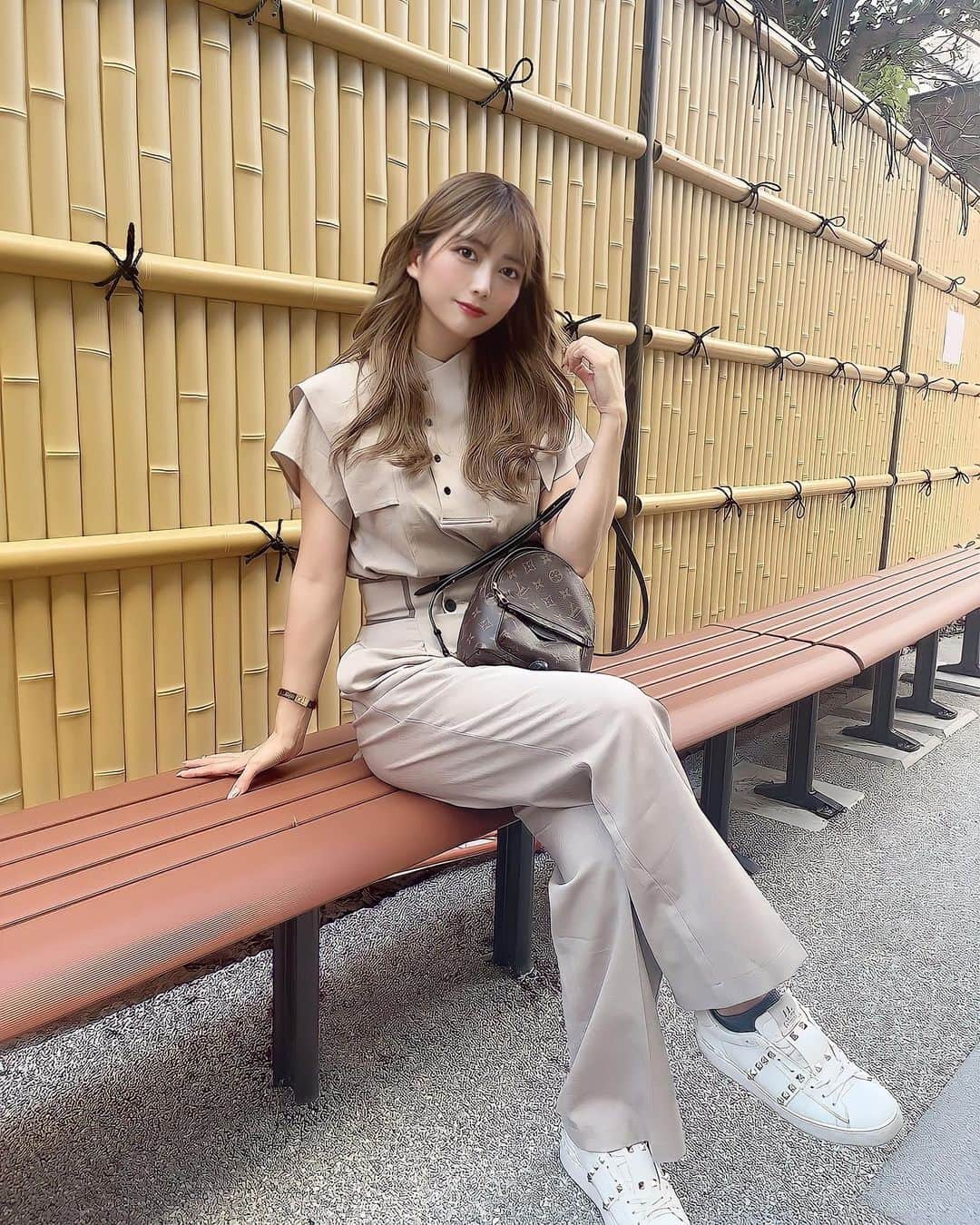 あいりさんのインスタグラム写真 - (あいりInstagram)「2年間行方不明だった お気に入りの服🥲🍂笑 @united_tokyo 実家にありまちた😗  . 伏見稲荷大社行ってきたよー⛩️ きつねの顔書くやつ やりたかったのにやってなかった。。 しっかり神様にお願い事してきたけど お願いごとありすぎて ちゃんと伝わったかな👼😗笑 . 屋台あったり近くにいっぱいお店も でてるから1、2時間は楽しめる スポットです💁‍♀️♡  . . #fashion #ootd #unitedtokyo  #ファッション #秋服 #秋服コーデ  #ユナイテッドトウキョウ  #セットアップ #バレンティノ  #valentino #スニーカー #ルイヴィトン  #カバン #louisvuitton #京都 #京都観光 #伏見稲荷大社 #伏見  #instagood #instalike #followme」9月8日 18時05分 - gtamtgat