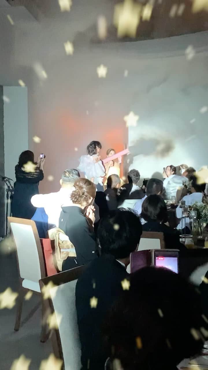 のインスタグラム：「・ 【#入場演出 】  大盛り上がりの再入場レポ！ スモークの中から登場した新婦様の手には バ、バ　バズーカ？！  ゲストのリアクションにご注目★  ----------------------------- 公式HPではミーツ花嫁さまの挙式実例 #ウエディングレポート を公開中！ ▼詳しくは @themeetsmarinaterrace TOPページよりご覧ください*  #themeetsmarinaterrace #ザミーツマリーナテラス #千葉花嫁 #dearswedding #式場見学 #結婚式準備 #式場探し #ブライダルフェア #2024春婚 #2024夏婚 #2024秋婚 #2024冬婚 #おしゃれ花嫁 #ミーツ花嫁 #スモーク入場  #ファイヤー演出 #サプライズ #カラードレス」