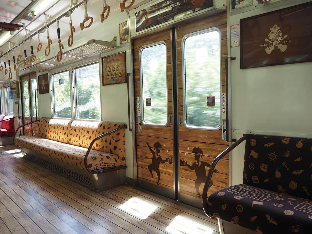 伊藤桃さんのインスタグラム写真 - (伊藤桃Instagram)「【#加太線 #めでたい電車 】 和歌山市駅から加太まで出ている#南海加太線 では… 4種類の#めでたいでんしゃ が走ってるんです！ 意味は「乗るだけでおめでたい気分になる電車」 「ずっと乗っていたくなるような、愛でたくなる電車」だそう。 特別な料金なく普通列車としてのれちゃうんです！！ * 1枚目: 私が最初に乗車したのはこちらのかしら号！ 2枚目: 冒険、船の中がテーマだそうで海賊船のよう🏴‍☠️ 3枚目: シートには謎解きがあったり 4枚目: 車内での"宝探し"があったりと乗っているだけでわくわくしちゃいます🥰 * 5枚目: 個人的にお気に入りだったのは、このかしらの冒険日記。 【人魚に「仲間としてしか考えられない」と振られた】とか、ちょっとシュールビターなんです…！笑 がんばれかしら！！ * 6枚目: 床には足跡もあり、辿った先にはカニさんだったりお宝だったり？！ 7枚目: ドアが閉まるとカンパイできるようになったり… 8枚目: わかるかな？！ 海賊になれるドアもありました！一生懸命とってみたw * 9枚目: こんなユニークな車両ですが製造は昭和48年、1973年と50年前！！ 大切に使えばいつまでも乗れるんだなぁ…って。 * 10枚目: そんなかしら号で出発進行！ 次回は加太線車窓と駅編につづく(´˘`＊) #南海電鉄 #南海電車 #南海7100系 #観光列車」9月8日 18時06分 - itomomo_tetsu