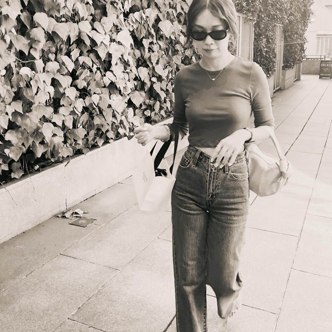 Love_Lifeのインスタグラム：「昔からずっとブレずにデニム大好きデニムマニア👖🧺  着用しているのは、 Levi's/リーバイス DODO JEAN 別注 RIBCAGE WIDE LEG ミディアムインディゴ  24インチを着用  ハイライズでウエストとヒップが引き締まってみえ、体のラインを女らしくきれいに見せてくれます。  ハイウエストでウエストが絞られておりますので、普段より1サイズアップをおすすめしております。  レングスはShort（股下:29）とLong（股下:31）から選べて私はショートにしました！  私の大好きなノンストレッチでめちゃくちゃシルエットが綺麗です😮‍💨🤎  ファッションコーディネートアプリ WEARから商品に飛べます！  #levis #levis23aw #リーバイス #PR」