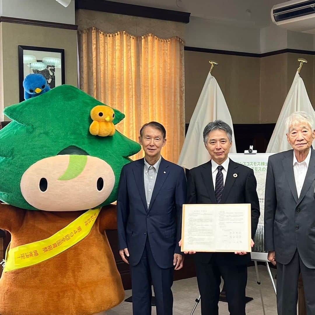 きいちゃんのインスタグラム：「【知事活動報告】 トランスコスモス（株）松原健志副社長、中山正隆有田川町長と「企業の森」の調印式。トランスコスモスの創業者は和歌山県出身で、県内にたくさんの雇用を創出。今回、企業の社会貢献活動としてSDGsに資する森林整備を選んでいただき、有難うございます。和歌山県は脱炭素のトップランナーを目指します！  #和歌山県」