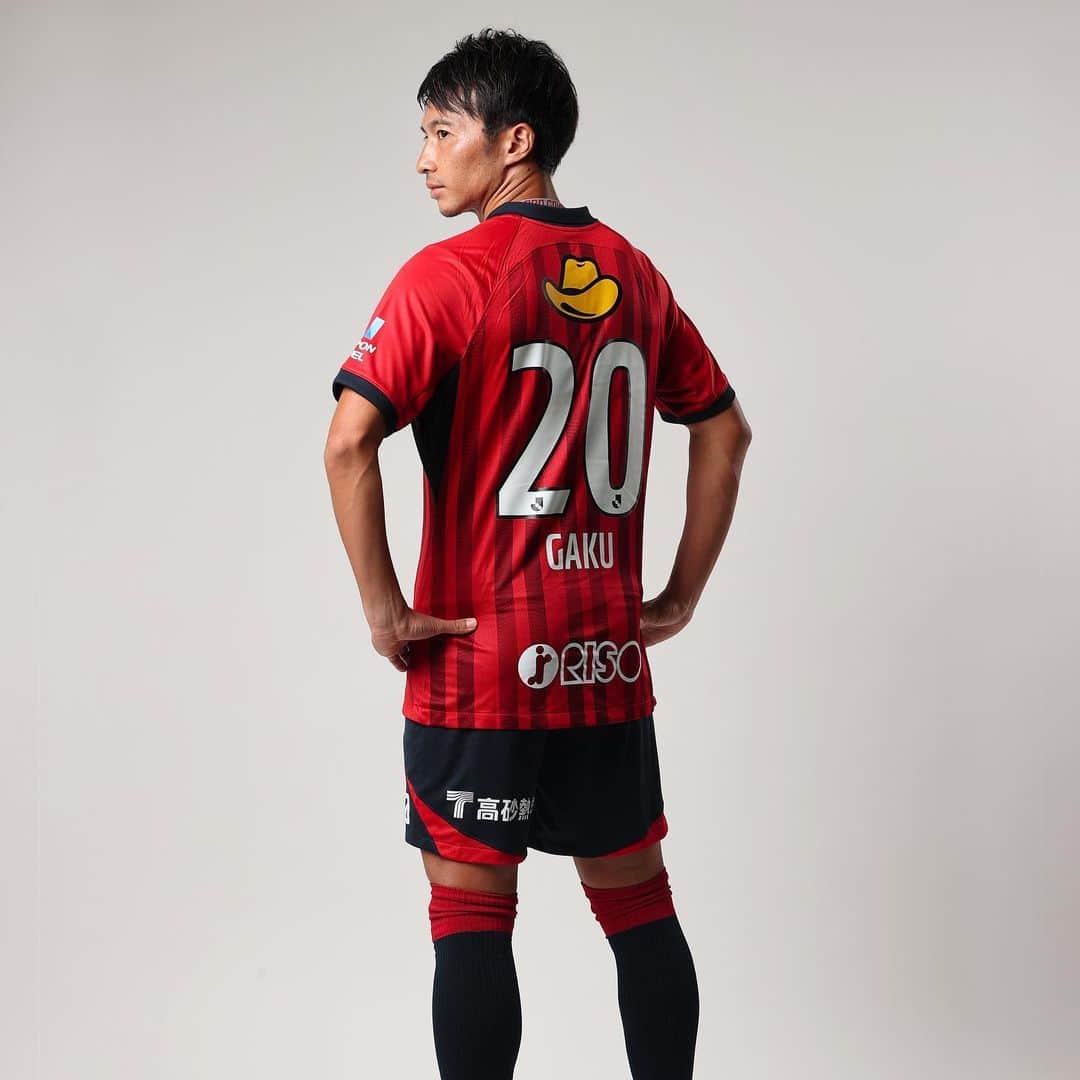 のインスタグラム：「やっぱり、絵になる男です、岳さんは！  本日、柴崎選手が復帰して初となる、メディア向け会見、そしてユニフォーム撮影に臨みました！  こちらの模様は後ほど、YouTube公式チャンネルに公開しますので、ぜひお楽しみに！  #鹿島アントラーズ #kashimaantlers #Ｊリーグ #jleague #柴崎岳」
