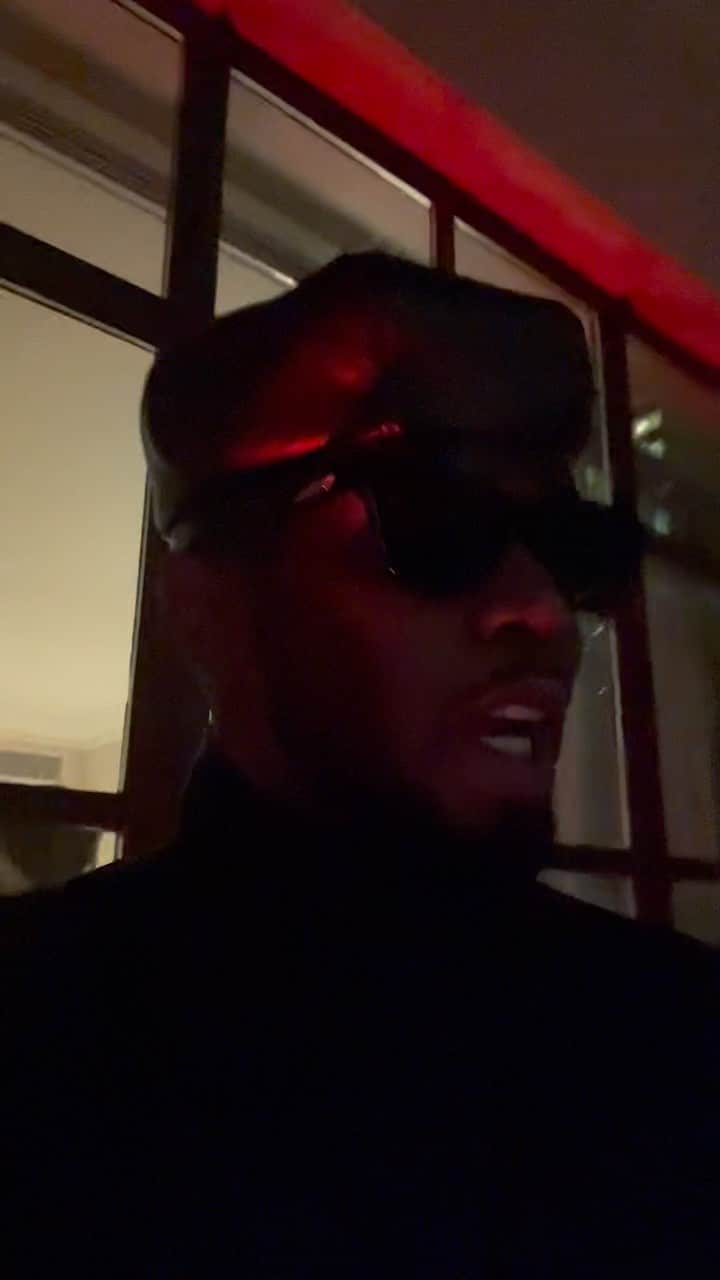 ディディのインスタグラム：「Attention New York, Brooklyn,  Philly, New Jersey, Mount Vernon, Queens, Staten Island, Long Island, the Bronx, Harlem! All the burrows, everyone is invited to the Brooklyn Boardwalk this Sunday 🙏🏿  The LOVE ALBUM: OFF THE GRID pre-release party 🙏🏿✊🏿  Brooklyn Boardwalk! Don’t beat me there, meet me there ✊🏿  Come to have a marvelous time, on God 🙏🏿🖤💫  It’s up!!!」