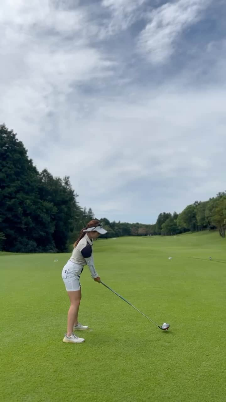 青木茉里奈のインスタグラム：「2023.9.7.Thu⛳️🍂 ラウンド→トレーニング→水素吸引&水素ゴーグル→レッスン。4:30に起きてから19時間ノンストップだったので帰りはちょっとフラフラだったけど、昨日も充実した一日でした✨ 今年11月にTOTO JAPAN CLASSIC が開催される、太平洋クラブ美野里コースでした⛳️ 久しぶりに4ホール連続バーディー。後半は2バーディーで、トータル🔵68(33.35)でした。まだ腰を無理して振ろうとするとついてきてくれないので、バランス良くを心掛けて力感を抑えて振っていました。 先週のトーナメントで瀬令奈(@serenaaoki_official )のキャディーをしてからイメージが良くて、メンタルやモチベーションも良い状態です。 自分の中でマイナス要素が省けていければこんなにリラックスして集中出来るのだと、昨日は久しぶりに、そんな気持ちを実感しながらラウンドが出来て嬉しかったです。 週末は色々と整えて、来週からまた頑張っていきます✨  _ _ _ _ _ _ _ _ _ _ _ _ _ _ _ _ _ _ _ _ _ _ _ _ _ _ _ _ #taylormade #taylormadegolf #teamtaylormade #株式会社かしわ堂 #ustmamiya #iomic #eyevol #ecco」