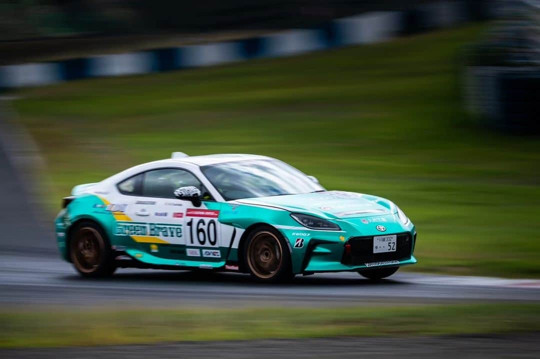 吉田広樹さんのインスタグラム写真 - (吉田広樹Instagram)「TOYOTA GAZOO RACING 86/BRZ Cup🏁 Rd.5 岡山国際サーキット🏎️  昨日まで茂木でGTテストがあったため 今日からの走行になりましたが 朝イチから色々あってバタバタしてました💦  メカの頑張りで専有走行はキッチリ走ることができ どうにか良い形で終えることが出来ました👨‍🔧  とはいえ、 去年の岡山では初優勝出来ているので 今回も良いレースに出来るように 明日の予選から頑張ります💪😁  #埼玉トヨペットGreenBrave #greenbrave #grgarage浦和美園 #GR86 #BRIDGESTONE #RE09D #IDI #大石博久カメラマン」9月8日 18時14分 - hiroki44da