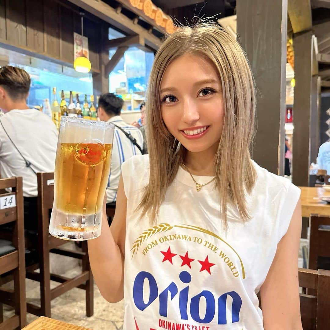 なーちゃんのインスタグラム：「・ 国際通りに行って、定番のオリオンビールを飲んだよ😊🍺 沖縄料理美味しかった✨✨ 今はもずくブーム😍 ・ ・ ・ #沖縄 #沖縄グルメ #国際通り #オリオンビール #サーターアンダギー」