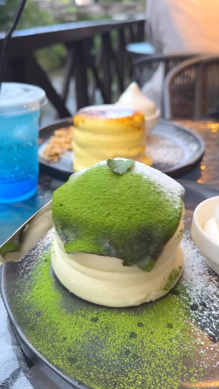 唯一無二の絶品グルメのインスタグラム：「【Panel Cafe】 @京都：祇園四条駅から徒歩3分  極厚2段重ねの「抹茶大福パンケーキ」を食べられるお店。  口に入れた瞬間に溶けてしまいそうなふわふわ食感で、モチモチな抹茶求肥を載せた一皿！  祇園辻利の宇治抹茶を使っており、生クリームと一緒に食べてもたまらない🥞  抹茶大福パンケーキは1573円  他にはブリュレパンケーキや抹茶ティラミスパンケーキが人気です！  ⏰10:00～16:30 🏪祇園四条駅から徒歩3分 📍京都府京都市東山区常盤町165 みかくビル1F   #京都グルメ #京都カフェ #京都ランチ   #祇園四条グルメ #祇園四条カフェ」