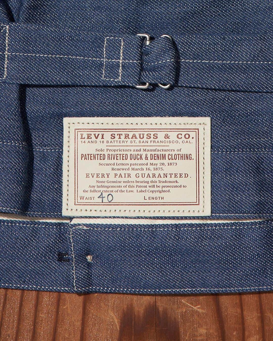 Levi's Japanさんのインスタグラム写真 - (Levi's JapanInstagram)「LEVI'S® VINTAGE CLOTHING  1879 プリーツブラウス  1936 TYPEⅠ JACKET ジャケットの前に、存在していたのがこの1879 プリーツブラウス。 初期のウエストオーバーオールや501®と組み合わせて着用されていたモデルです。  着丈が短めのボックスシルエット。生地もシャツとデニムジャケットの中間のような生地感なので軽い着心地もあり、重ね着しやすい作りになっています。  復刻モデルは、オーガニックコットン100％にアップデートされました。着ていくうちに馴染み、色落ちなどの経年変化が楽しめる一着です。  #リーバイス   #Levis   #denimjacket   #デニムジャケット   #Rigiddenim   #Levisvintageclothing」9月8日 18時27分 - levis_japan