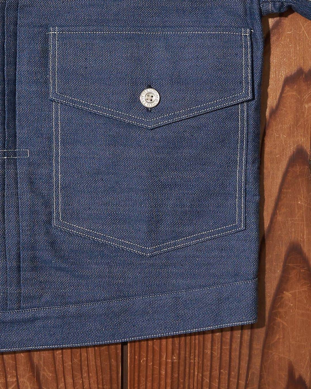 Levi's Japanさんのインスタグラム写真 - (Levi's JapanInstagram)「LEVI'S® VINTAGE CLOTHING  1879 プリーツブラウス  1936 TYPEⅠ JACKET ジャケットの前に、存在していたのがこの1879 プリーツブラウス。 初期のウエストオーバーオールや501®と組み合わせて着用されていたモデルです。  着丈が短めのボックスシルエット。生地もシャツとデニムジャケットの中間のような生地感なので軽い着心地もあり、重ね着しやすい作りになっています。  復刻モデルは、オーガニックコットン100％にアップデートされました。着ていくうちに馴染み、色落ちなどの経年変化が楽しめる一着です。  #リーバイス   #Levis   #denimjacket   #デニムジャケット   #Rigiddenim   #Levisvintageclothing」9月8日 18時27分 - levis_japan