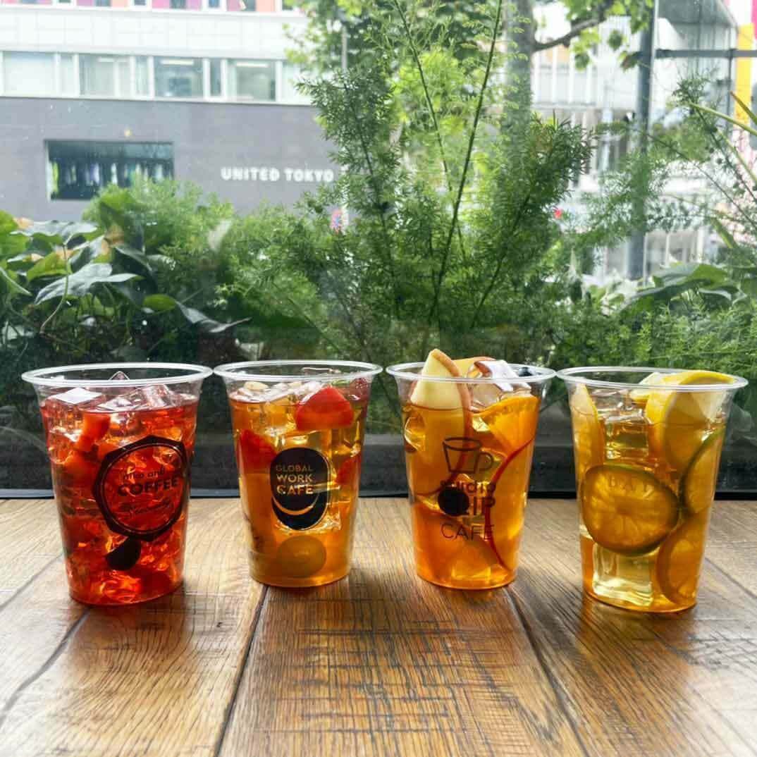 オズモール編集部さんのインスタグラム写真 - (オズモール編集部Instagram)「＼フルーツに気分が上がる🍓ブランド4種のフルーツインティーが全国で楽しめる／  「niko and ...」「GLOBAL WORK」「studio CLIP」「BAYFLOW」が好きな人は多いのでは？ ファッションにとどまらず、ライフスタイルを提案する4つのブランド。 現在、紅茶でおなじみのリプトンとコラボしており、全国約30のカフェ併設店舗でブランドイメージに合わせた「フルーツインティー」を飲むことができるんです🍹  🍓niko and ...「氷点下ベリーティー」 ☞赤色がかわいい！ベリー系のフローズンフルーツと紅茶の組み合わせが◎  🍇GLOBAL WORK「リッチなマスカットティー」 ☞シャインマスカットを含めた、5種の果物の味わいがリッチ！  🍎studio CLIP「ほんわかアップルティー」 ☞キャラメルフレーバーが隠し味。秋の訪れを感じます。  🍋BAYFLOW「めっちゃレモンティー」 ☞柑橘でさっぱり！夏の疲れをとるためにビタミン摂取！  私が訪れたのは、原宿のniko and ...TOKYO店でしたが、 大阪や九州の店舗でも展開されているので、全国のカフェ併設店をチェックしてみてください✨  それぞれのカフェで、そのブランドのドリンク1フレーバーをオーダーできます。 しかし特別に、9/8（金）～9/10（日）の3日間限定で、niko and ...TOKYO店では4ブランドのフレーバーを楽しめます😚  値段は、タンブラー1200円、カップ580円。 紅茶とフルーツ、氷がぎゅっと詰まったタンブラーは青空にかざすとキラキラしてとってもかわいいんです🌤 話題のリプトン「フルーツインティー」の提供は、10月9日（月）まで。 このチャンスをお見逃しなく！  ・・・・・・・・・・・・・・・・・・・・・・・・・・・・・・ @ozmall_editors #オズモール #ozmall @lipton_japan @nikoandtokyo  #リプトン#フルーツインティー #紅茶 #フルーツ#ドリンク#nikoand #globalwork #studioclip #bayflow #原宿」9月8日 18時21分 - ozmall_editors
