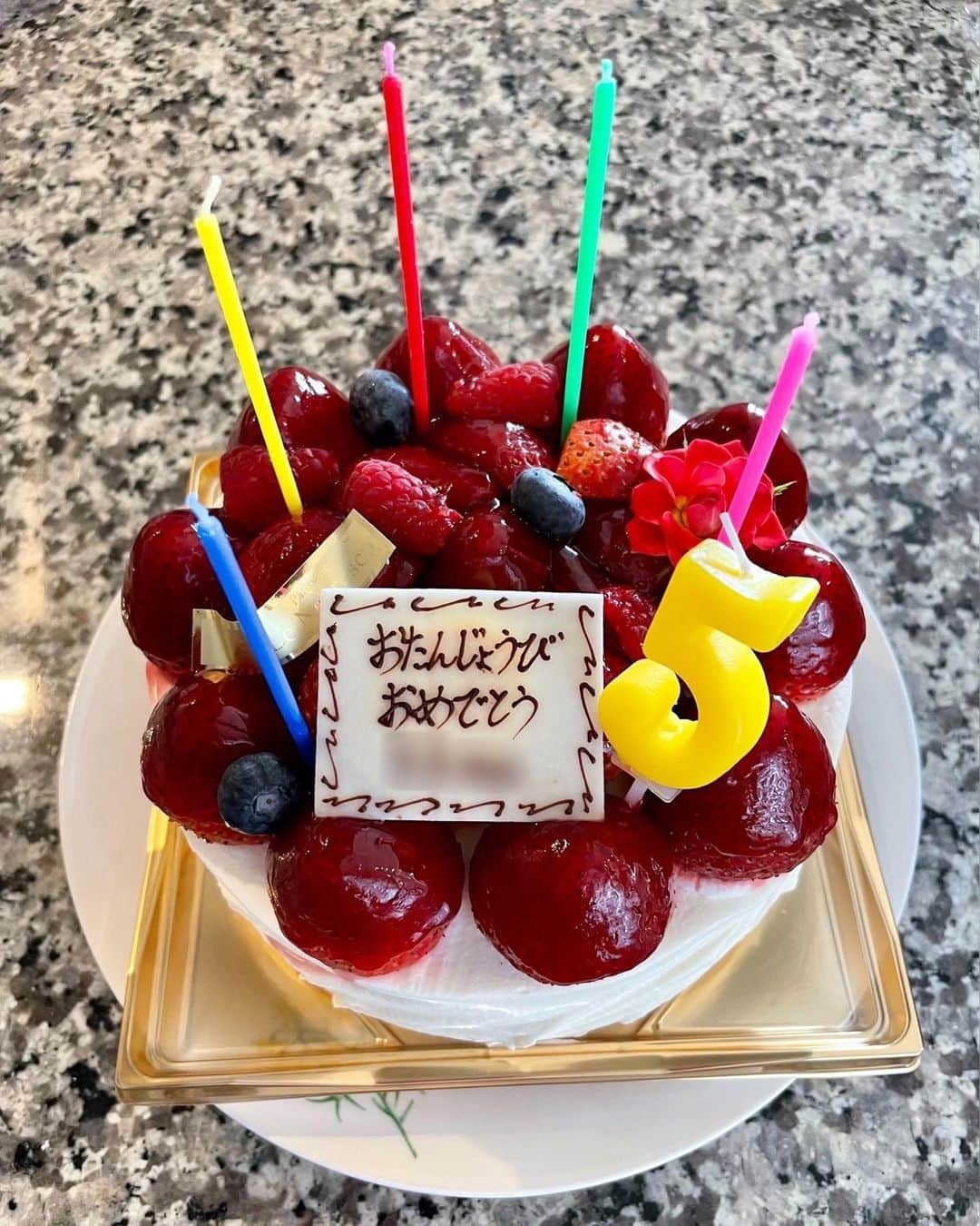 藤澤恵麻さんのインスタグラム写真 - (藤澤恵麻Instagram)「⁡ ⁡ 長女が5歳の誕生日を迎えました。 もう5年も経つなんて、なんだか不思議な気持ちです。この世に生まれてきてくれて初めて会えた日のことを、ついこの前のことのように思い出します… ⁡ ここまで元気にすくすくと成長してくれていることに、心から感謝。この穏やかな幸せを大切にしながら日々を過ごしていけたらいいな、と感じています。 ⁡ ⁡ #恵麻 #ema #キッズ #誕生日 #birthday #5歳 #お子様ランチ #誕生日ケーキ #飾り付け #おめでとう」9月8日 18時23分 - ema_fujisawa_official