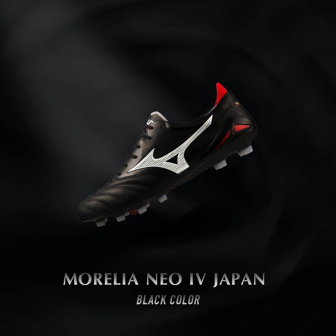 ジャキットのインスタグラム：「𝐌𝐎𝐑𝐄𝐋𝐈𝐀 𝐍𝐄𝐎 𝐈𝐕 𝐉𝐀𝐏𝐀𝐍 ⚫ สีดำคลาสสิก ⚽ นิยามใหม่ของความคล่องตัวและประสบการณ์ความรู้สึกเสมือนเท้าเปล่า . 📌 มีความเบาและให้ความรู้สึกเสมือนเท้าเปล่าขณะสวมใส่ ด้วย upper "𝗕𝗮𝗿𝗲𝗳𝗼𝗼𝘁 𝗟𝗲𝗮𝘁𝗵𝗲𝗿 𝗡𝗲𝗼", Outsole แบบ 𝗬-𝘀𝗵𝗮𝗻𝗸 และ 𝗕𝗮𝗿𝗲𝗳𝗼𝗼𝘁 𝗞𝗻𝗶𝘁 𝗡𝗲𝗼 รอบข้อเท้า 📌 สวมใส่สบายและกระชับ ด้วยหนังจิงโจ้แท้ 𝗞-𝗟𝗲𝗮𝘁𝗵𝗲𝗿 ที่ส่วนด้านหน้าของ upper และตำแหน่งรูร้อยเชือกที่ถูกปรับใหม่ . 🛒วางจำหน่ายแล้ววันนี้ที่ Mizuno Flagship Store และ www.mizuno.com . #MoreliaNeo4 #MizunoFootball #MizunoThailand #Mizuno #ReachBeyond」